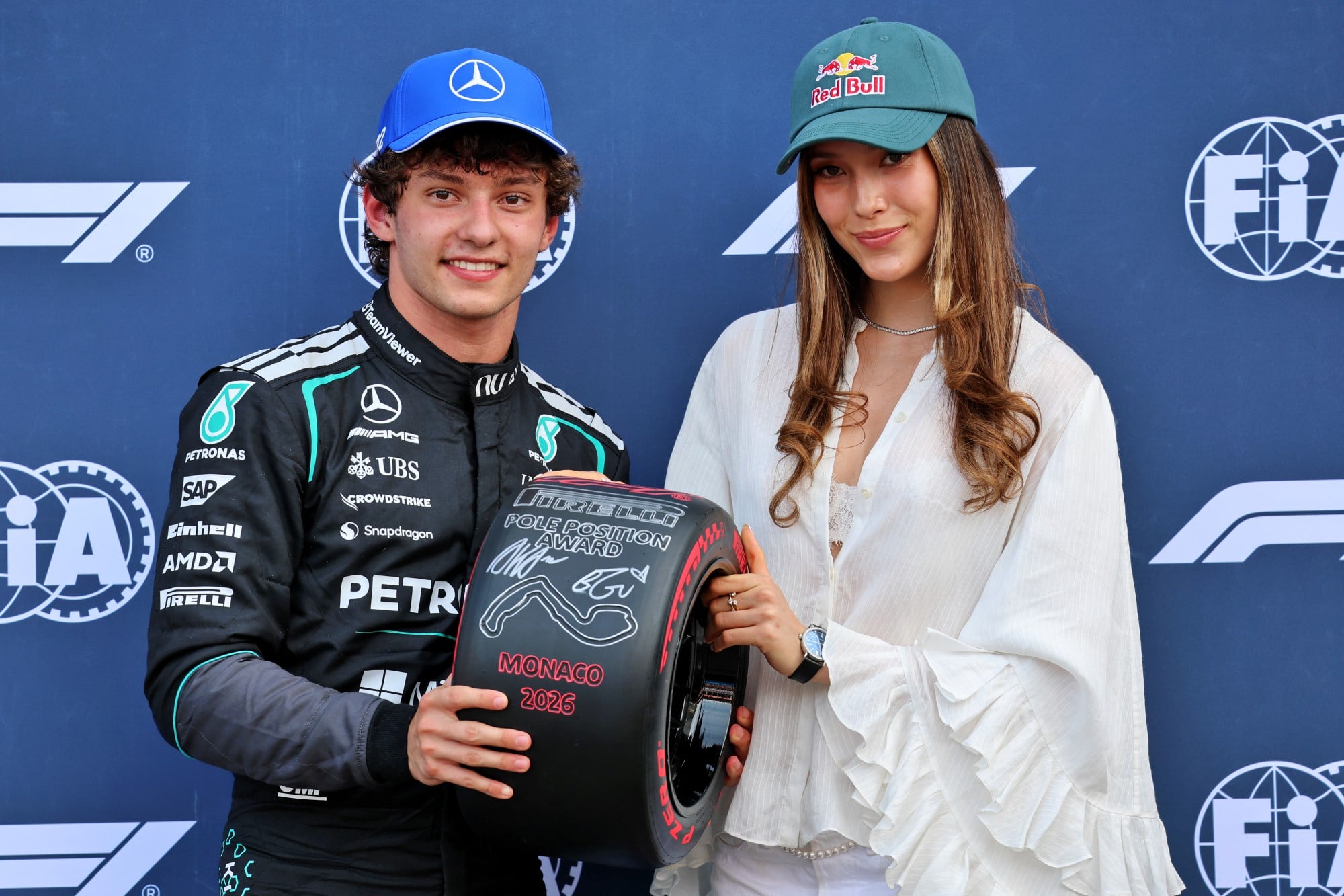 F1: Confira as imagens deste sábado do GP de Mônaco 2026 (L to R): Andrea Kimi Antonelli (ITA) Mercedes AMG Formula One Team receives the Pirelli Pole Position Award from Eileen Gu (USA) / (CHN) Freestyle SkFelix Rosenqvist (SWE) in qualifying parc ferme.