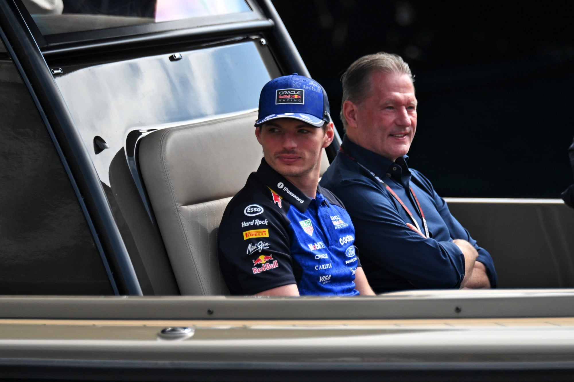 F1: Verstappen vê atraso da Red Bull para Ferrari, Mercedes e McLaren (L to R): Max Verstappen (NLD) Red Bull Racing with his father Jos Verstappen (NLD).