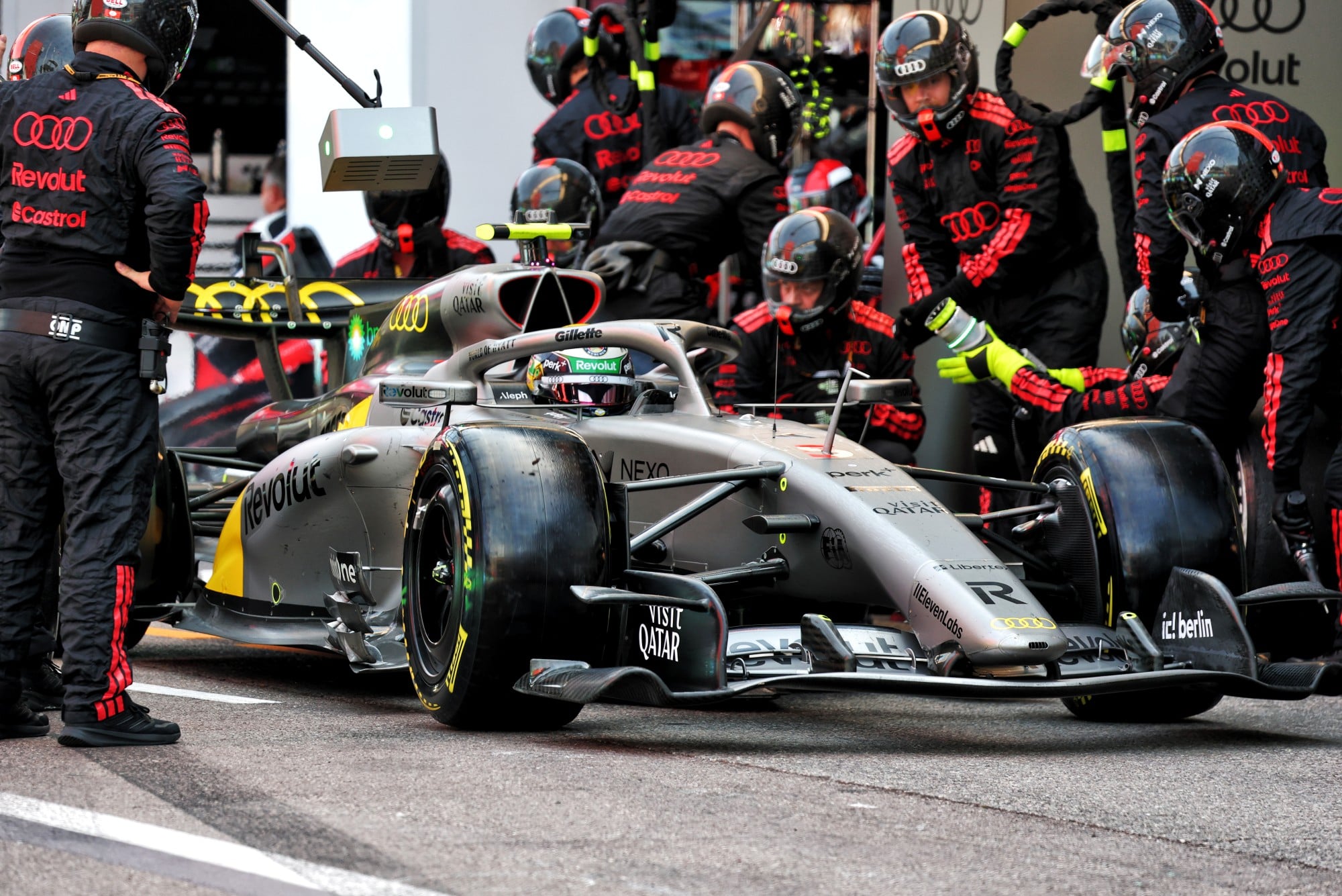 F1: Bortoleto diz que Audi ainda não desvendou problema de antes da largada em Mônaco Gabriel Bortoleto (BRA) Audi F1 Team R26 makes a pit stop.