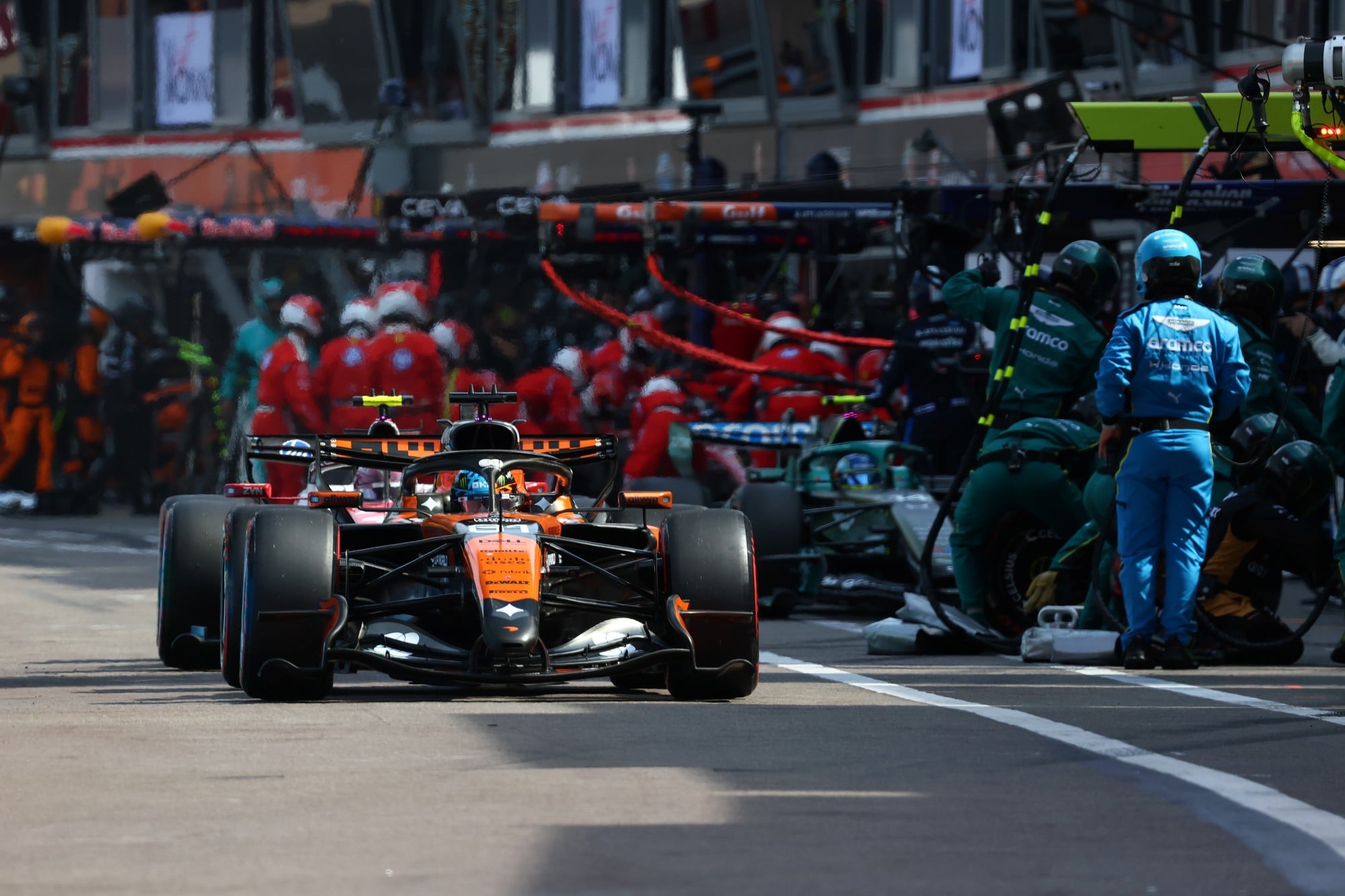 F1: Confira as imagens do GP de Mônaco 2026 Oscar Piastri (AUS) McLaren F1 Team MCL40 leaves the pits.