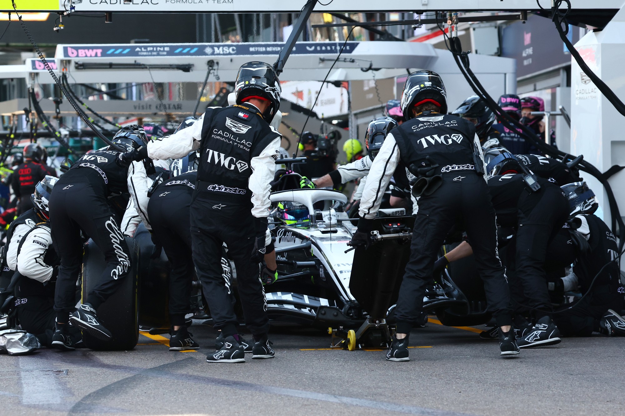 F1: Confira as imagens do GP de Mônaco 2026 Sergio Perez (MEX) Cadillac Formula 1 Team MAC-26 makes a pit stop.