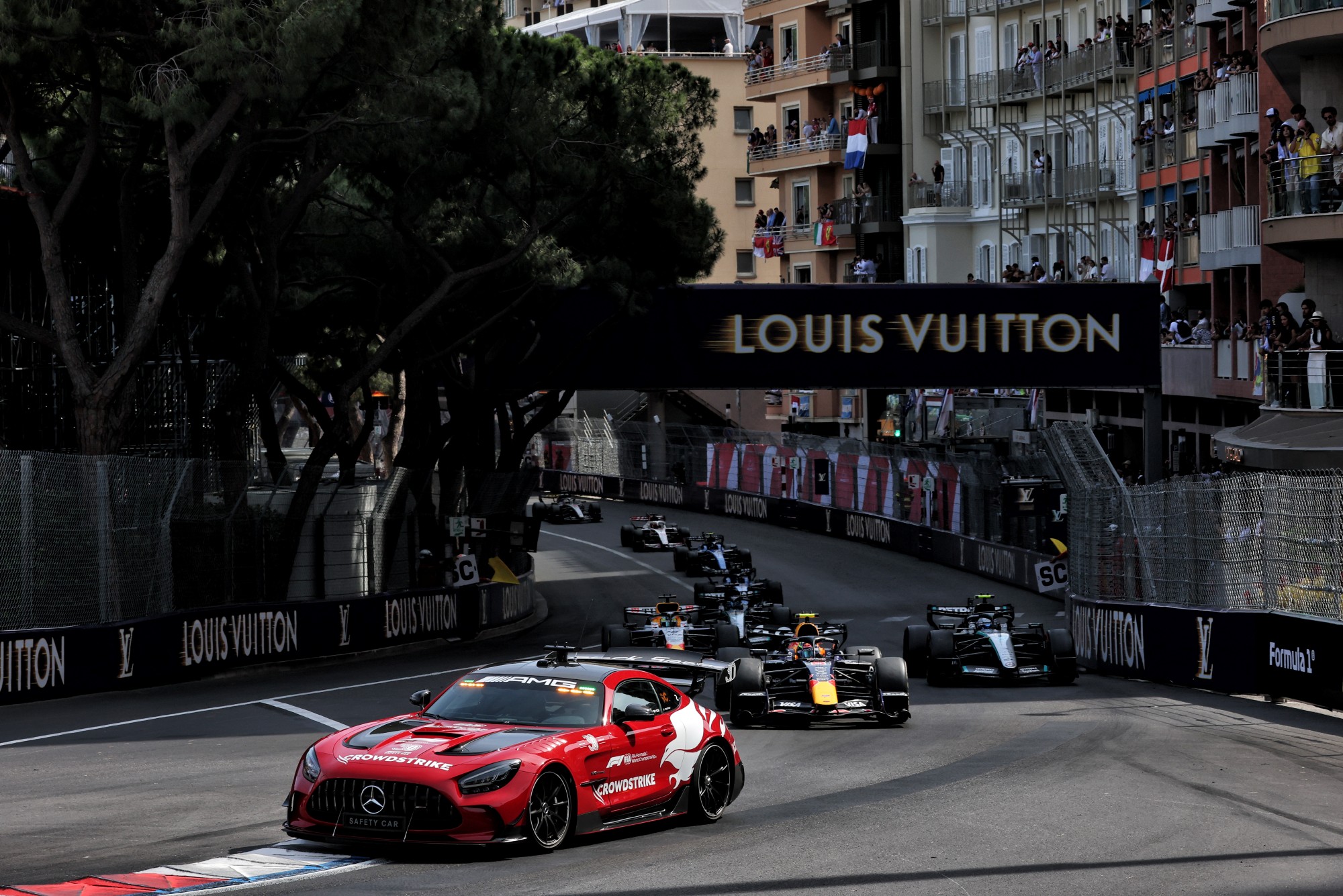 F1: Confira as imagens do GP de Mônaco 2026 Isack Hadjar (FRA) Red Bull Racing RB22 leads behind the Mercedes FIA Safety Car.