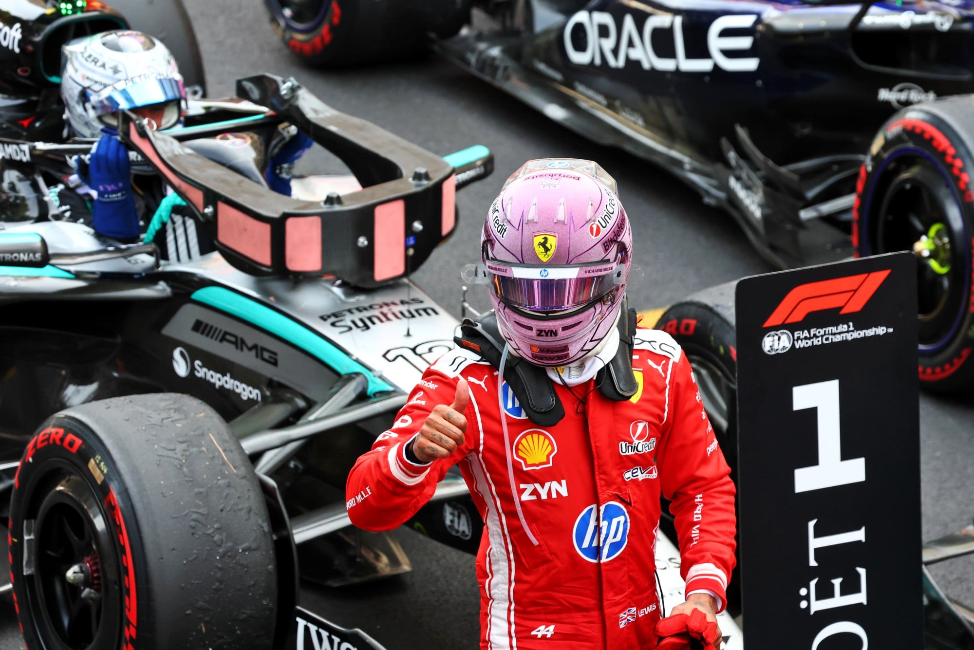 F1: Antonelli garante que está mais forte mentalmente Race winner Andrea Kimi Antonelli (ITA) Mercedes AMG Formula One Team W17 celebrates in parc ferme with second placed Lewis Hamilton (GBR) Scuderia Ferrari.