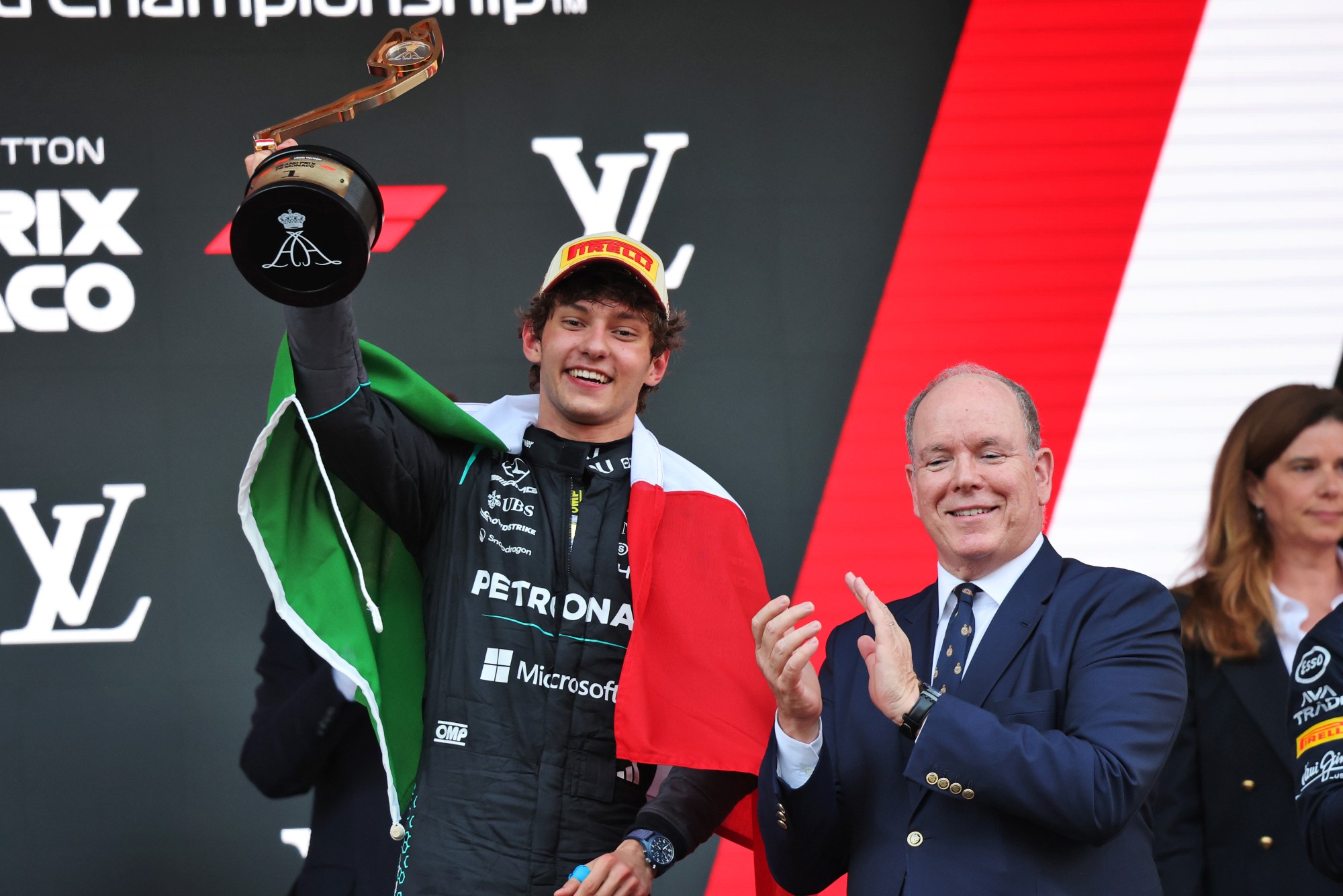 F1: Confira as imagens do GP de Mônaco 2026 Race winner Andrea Kimi Antonelli (ITA) Mercedes AMG Formula One Team celebrates on the podium with HSH Prince Albert of Monaco (MON).