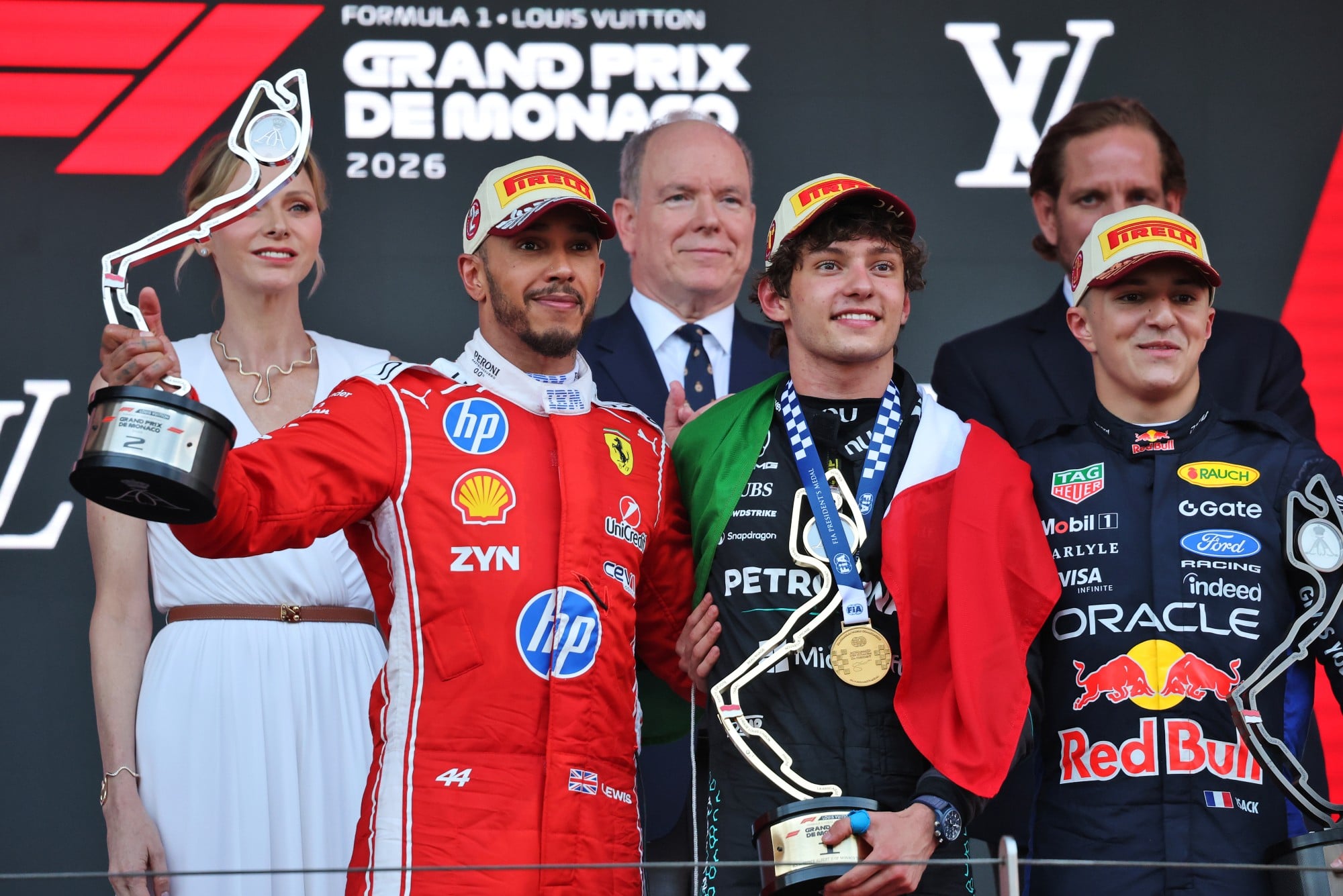 F1: Entenda motivo de Hadjar escapar de punição em Mônaco e manter pódio The podium (L to R): Lewis Hamilton (GBR) Scuderia Ferrari, second; Andrea Kimi Antonelli (ITA) Mercedes AMG Formula One Team, race winner; Isack Hadjar (FRA) Red Bull Racing, third.
