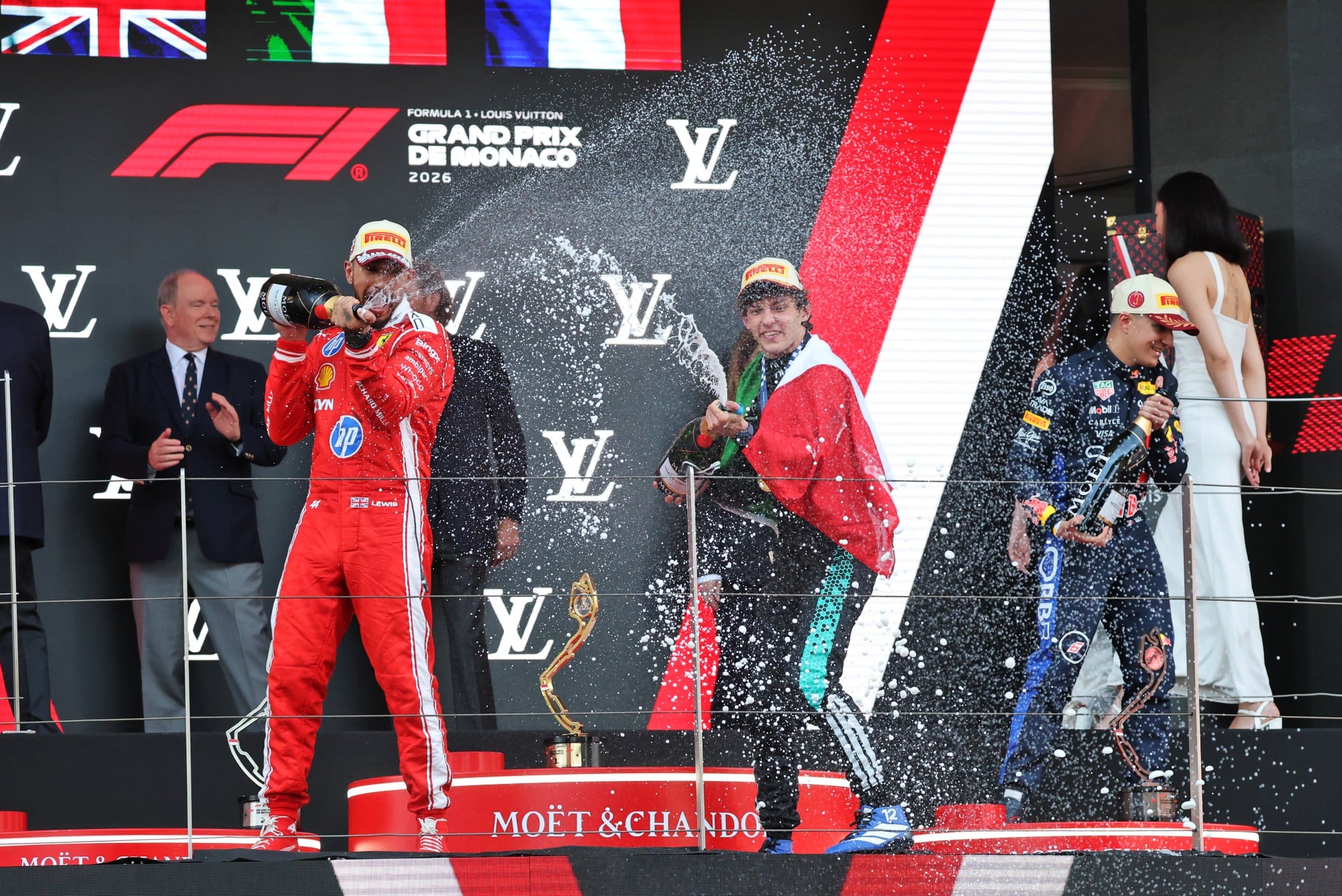 F1: Confira as imagens do GP de Mônaco 2026 The podium (L to R): Lewis Hamilton (GBR) Scuderia Ferrari, second; Andrea Kimi Antonelli (ITA) Mercedes AMG Formula One Team, race winner; Isack Hadjar (FRA) Red Bull Racing, third.