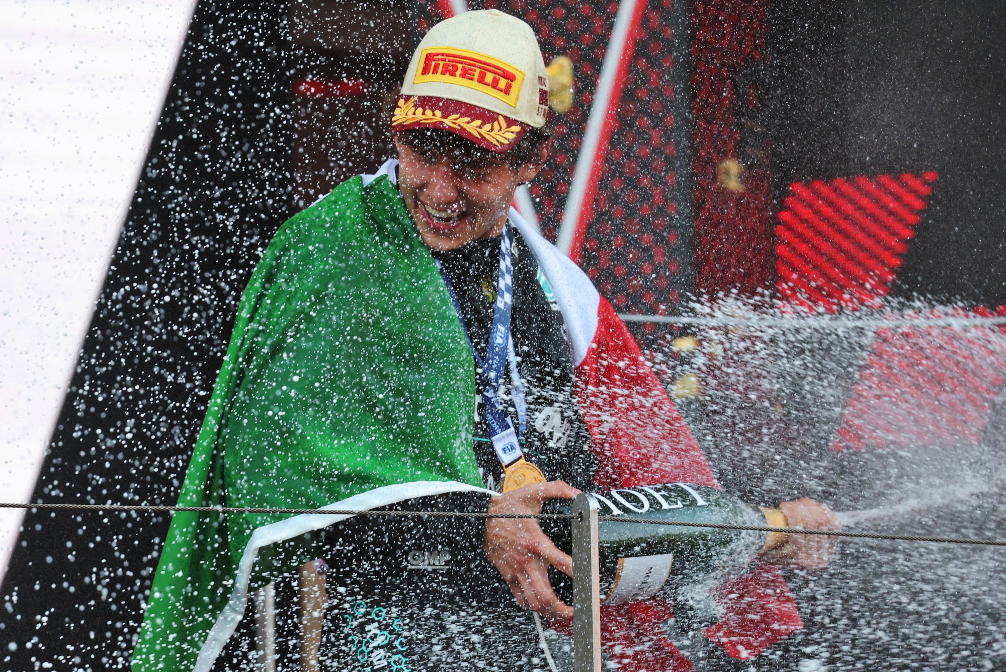 F1: Confira as imagens do GP de Mônaco 2026 Race winner Andrea Kimi Antonelli (ITA) Mercedes AMG Formula One Team celebrates on the podium.