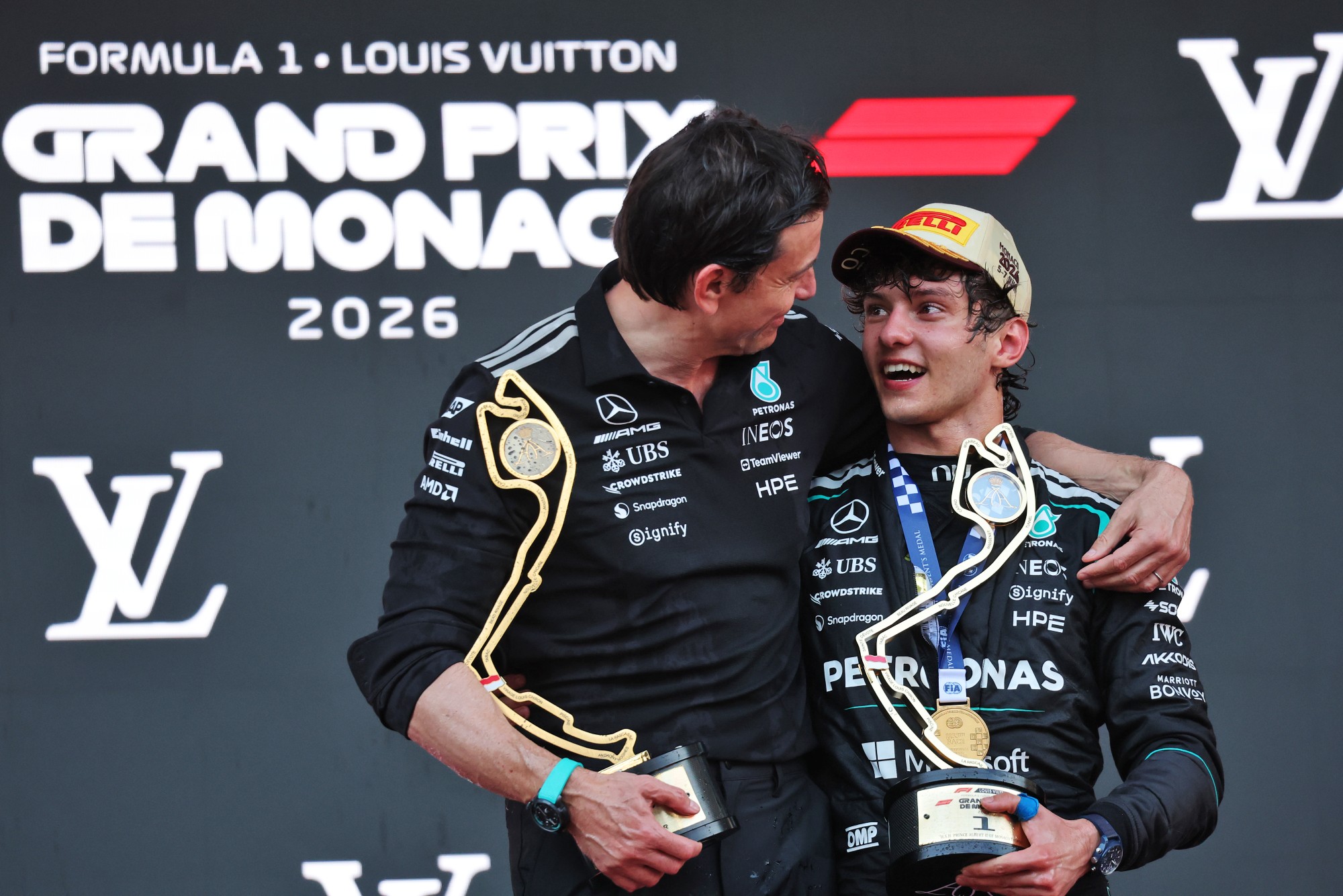 F1: Confira as imagens do GP de Mônaco 2026 (L to R): Toto Wolff (GER) Mercedes AMG Formula One Team Shareholder and Executive Director celebrates on the podium with race winner Andrea Kimi Antonelli (ITA) Mercedes AMG Formula One Team.