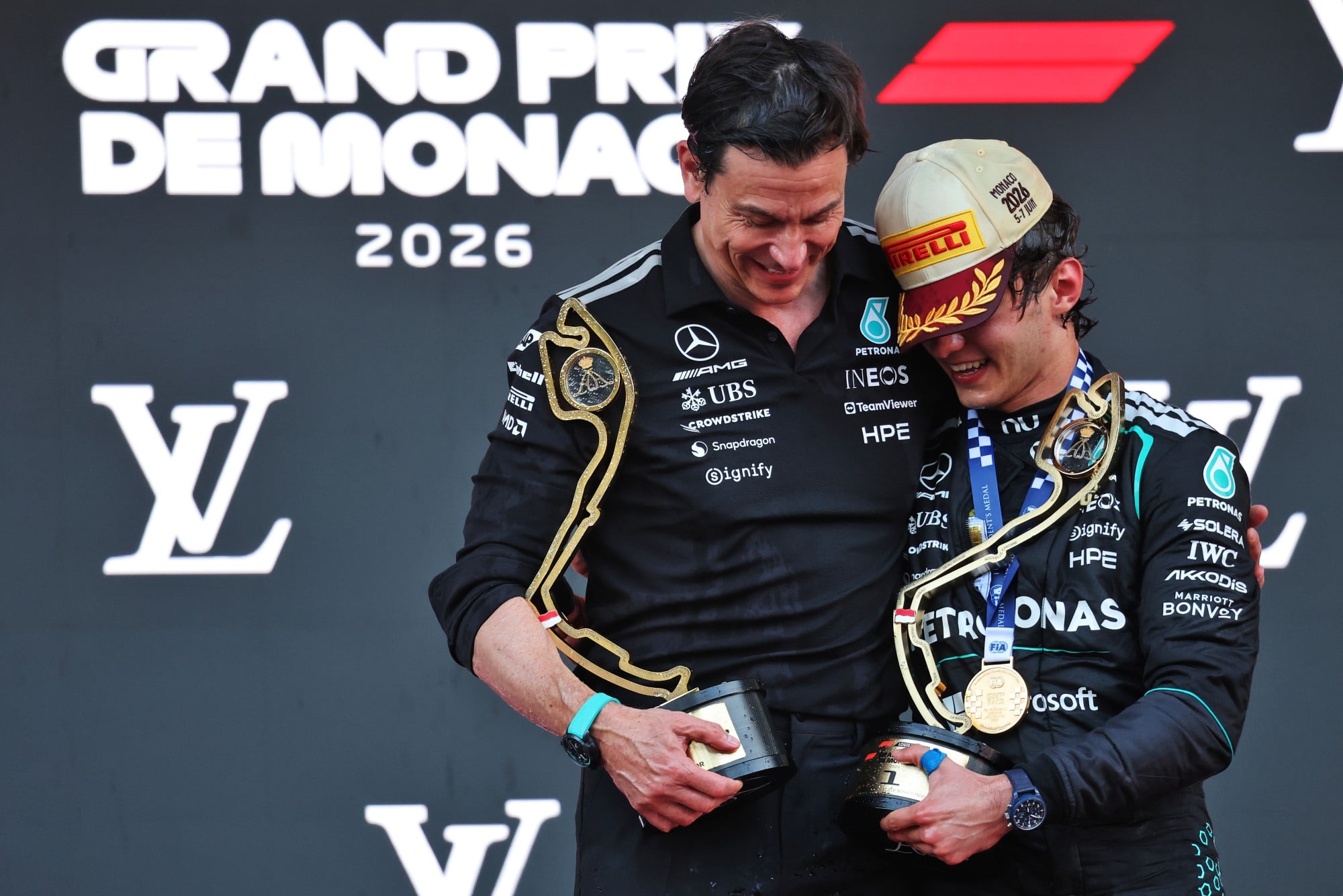 F1: Confira as imagens do GP de Mônaco 2026 (L to R): Toto Wolff (GER) Mercedes AMG Formula One Team Shareholder and Executive Director celebrates on the podium with race winner Andrea Kimi Antonelli (ITA) Mercedes AMG Formula One Team.