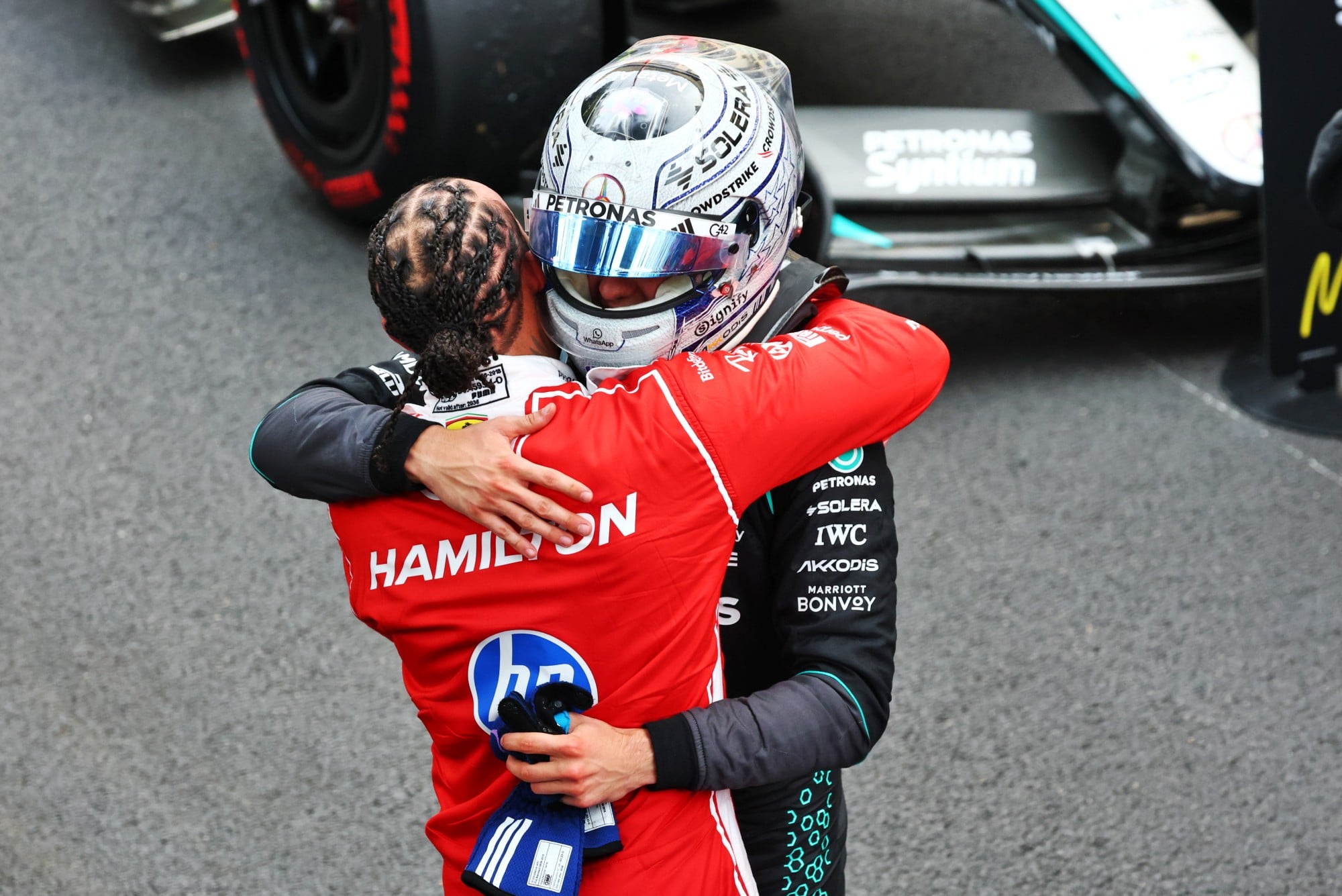 F1: Hamilton brinca com Antonelli após vitória em Mônaco Race winner Andrea Kimi Antonelli (ITA) Mercedes AMG Formula One Team celebrates in parc ferme with second placed Lewis Hamilton (GBR) Scuderia Ferrari.