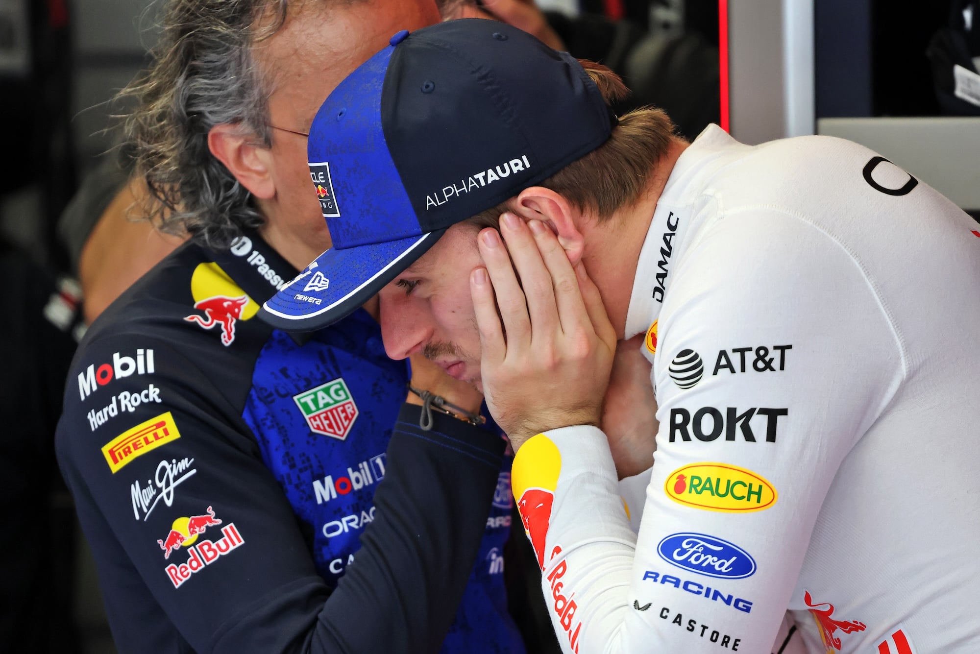 F1: Verstappen reclama muito do RB22 após sexta-feira difícil (L to R): Laurent Mekies (FRA) Red Bull Racing Team Principal and CEO with Max Verstappen (NLD) Red Bull Racing.