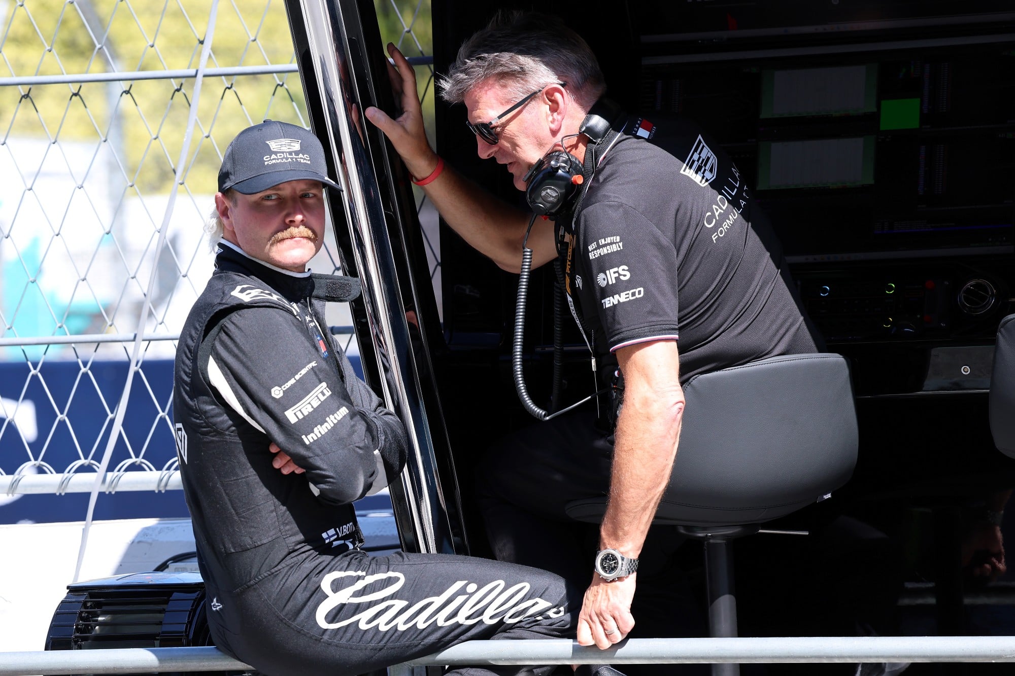 F1: Confira as imagens do primeiro dia do GP de Barcelona 2026 (L to R): Valtteri Bottas (FIN) Cadillac Formula 1 Team with Graeme Lowdon (GBR) Cadillac Formula 1 Team, Team Principal.