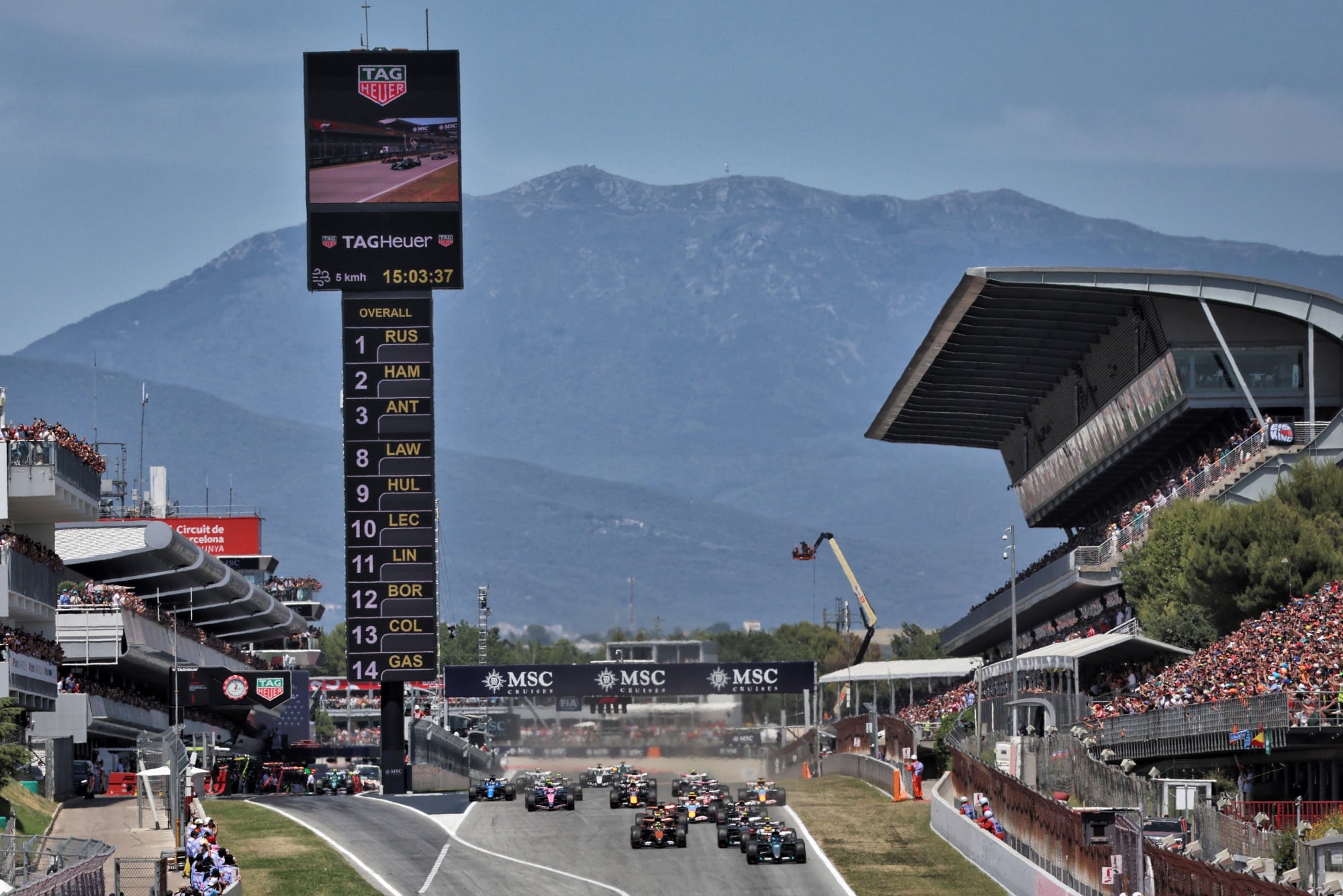 F1: Confira as imagens do GP de Barcelona 2026 George Russell (GBR) Mercedes AMG Formula One Team W17 leads at the start of the race.