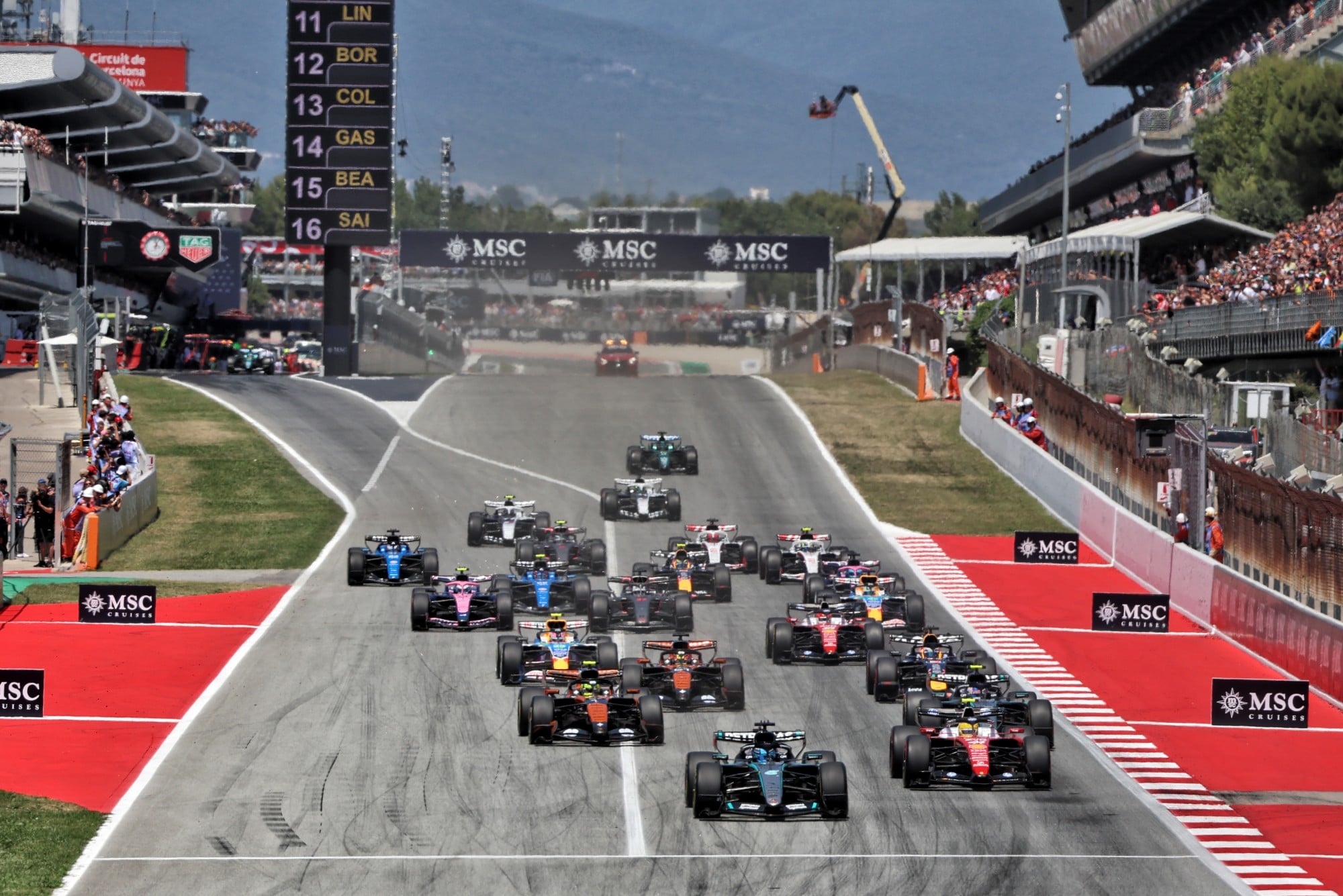F1: Confira as imagens do GP de Barcelona 2026 George Russell (GBR) Mercedes AMG Formula One Team W17 leads at the start of the race.