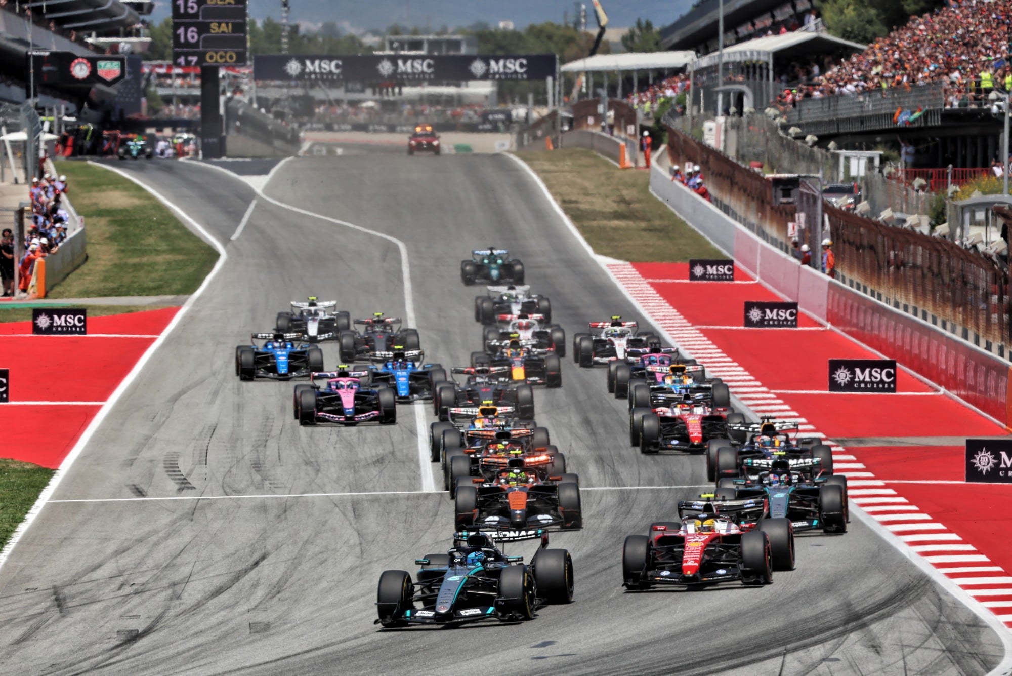 F1: Confira as imagens do GP de Barcelona 2026 George Russell (GBR) Mercedes AMG Formula One Team W17 leads at the start of the race.