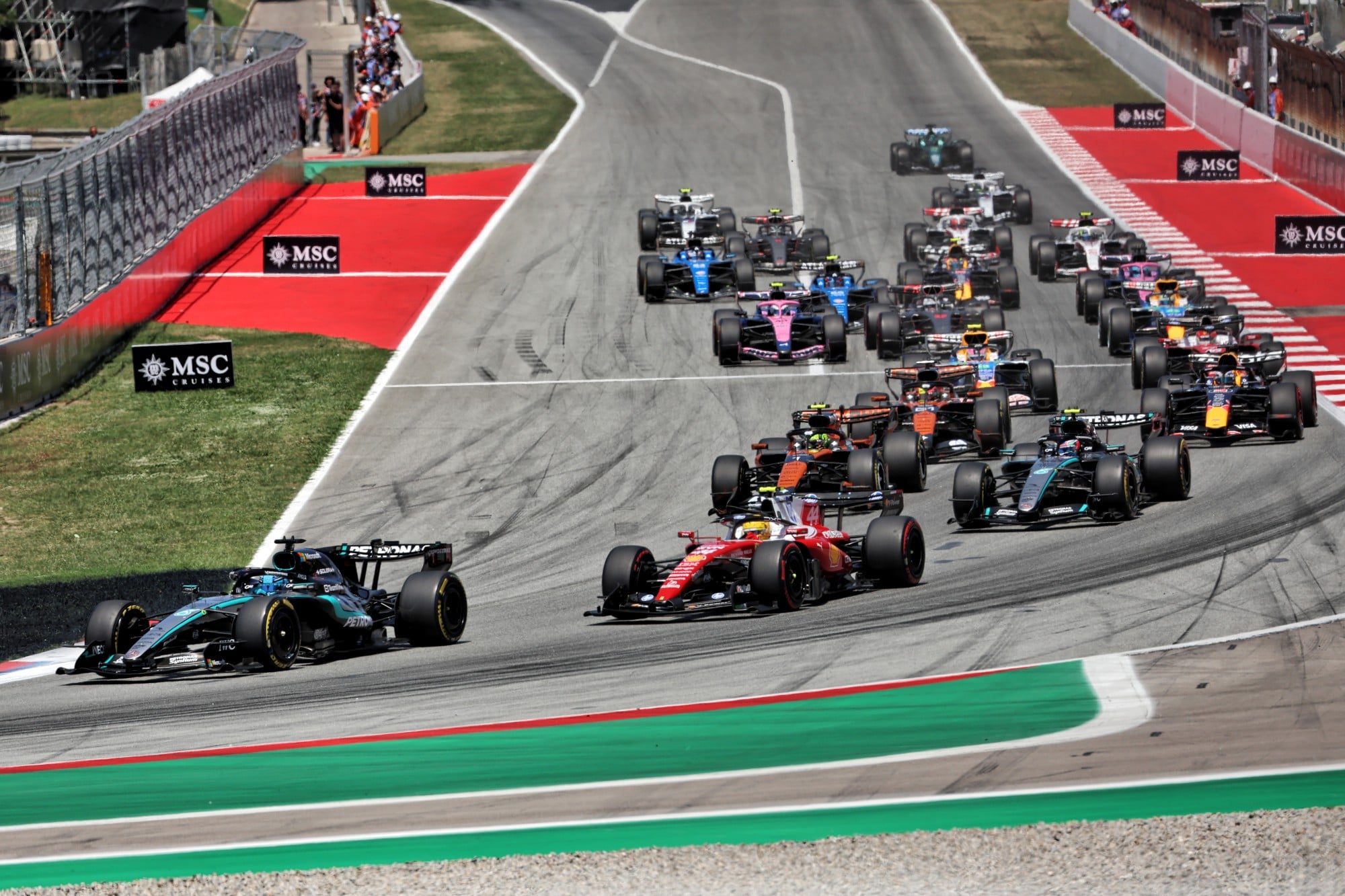 F1: Confira as imagens do GP de Barcelona 2026 George Russell (GBR) Mercedes AMG Formula One Team W17 leads at the start of the race.