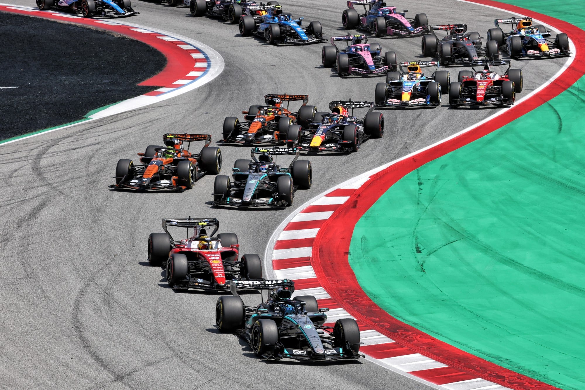 F1: Confira as imagens do GP de Barcelona 2026 George Russell (GBR) Mercedes AMG Formula One Team W17 leads at the start of the race.