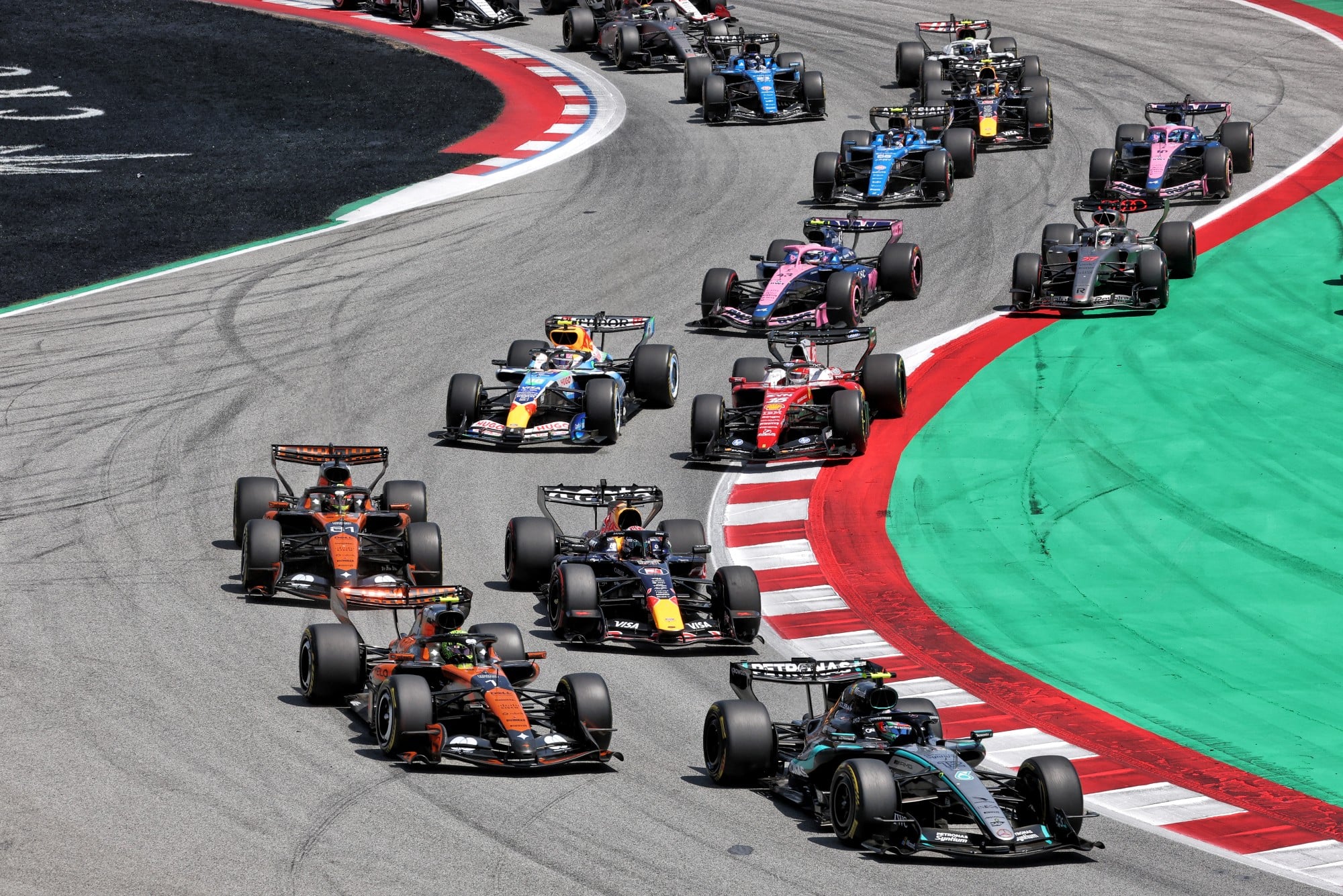 F1: Confira as imagens do GP de Barcelona 2026 Andrea Kimi Antonelli (ITA) Mercedes AMG Formula One Team W17 at the start of the race.