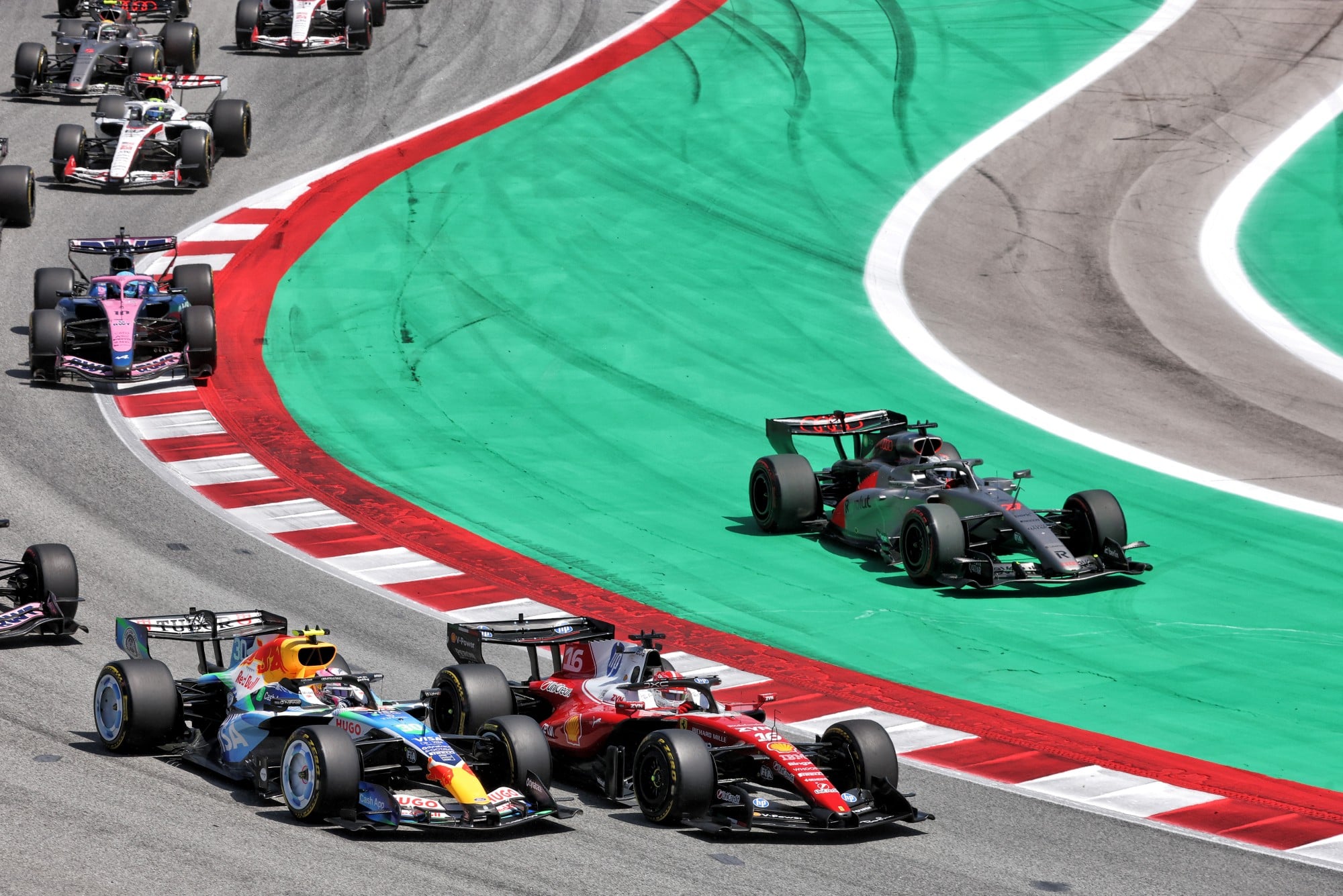 F1: Confira as imagens do GP de Barcelona 2026 Gabriel Bortoleto (BRA) Audi F1 Team R26 runs wide at the start of the race.