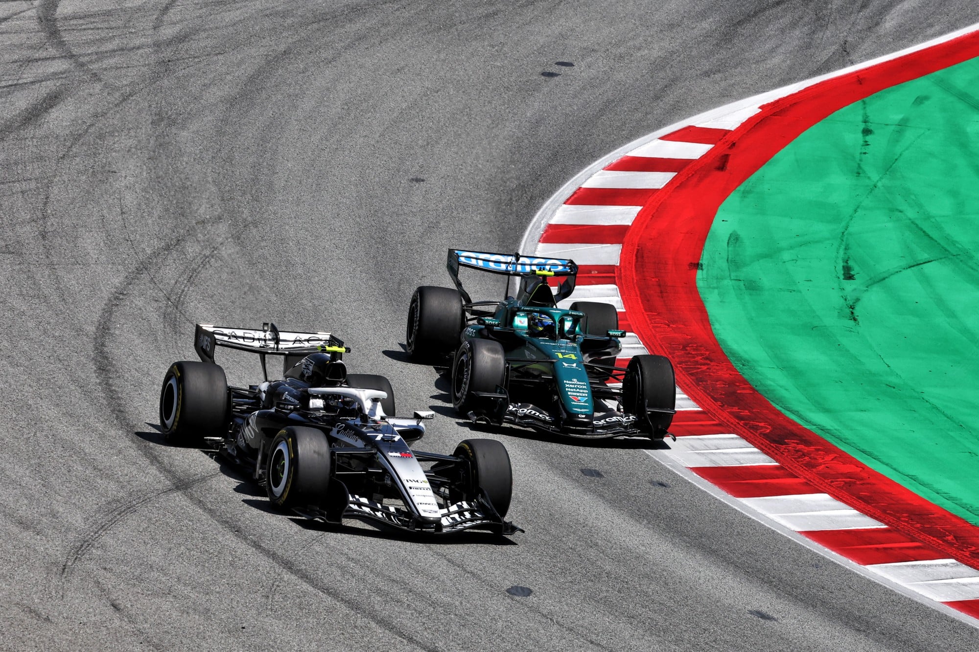 F1: Confira as imagens do GP de Barcelona 2026 Valtteri Bottas (FIN) Cadillac Formula 1 Team MAC-26 and Fernando Alonso (ESP) Aston Martin F1 Team AMR26.