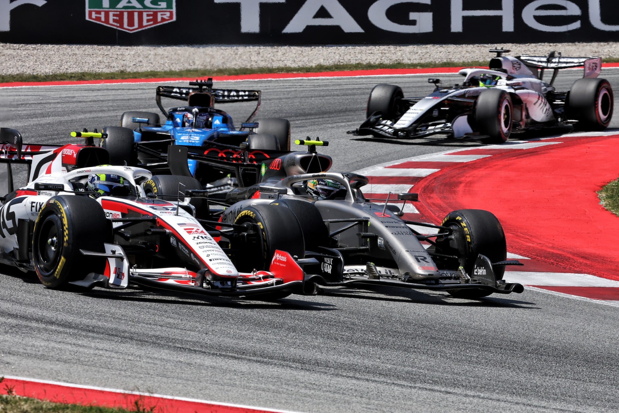 F1: Confira as imagens do GP de Barcelona 2026 Oliver Bearman (GBR) Haas F1 Team VF-26 and Gabriel Bortoleto (BRA) Audi F1 Team R26 battle for position.