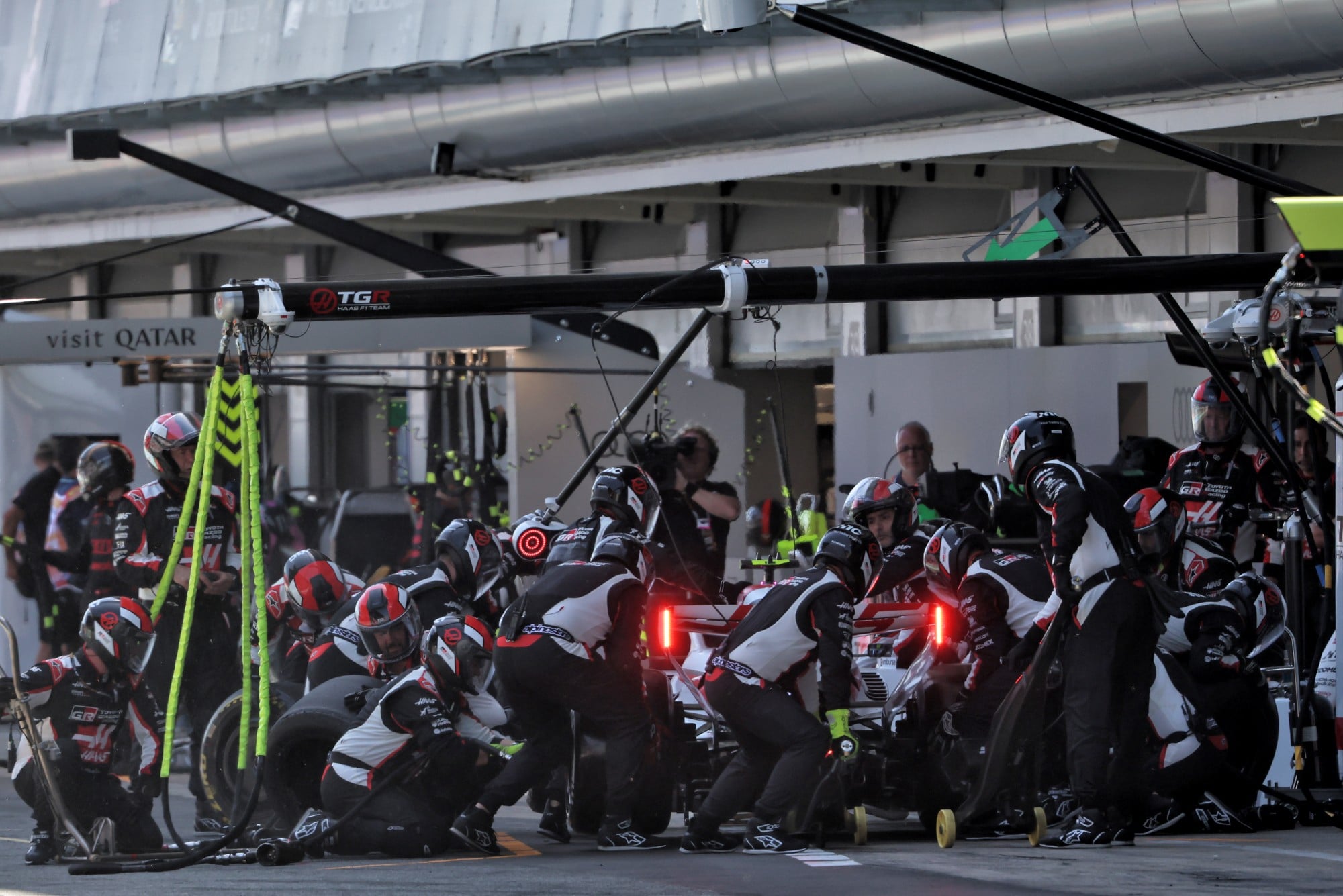 F1: Confira as imagens do GP de Barcelona 2026 Oliver Bearman (GBR) Haas F1 Team VF-26 makes a pit stop.