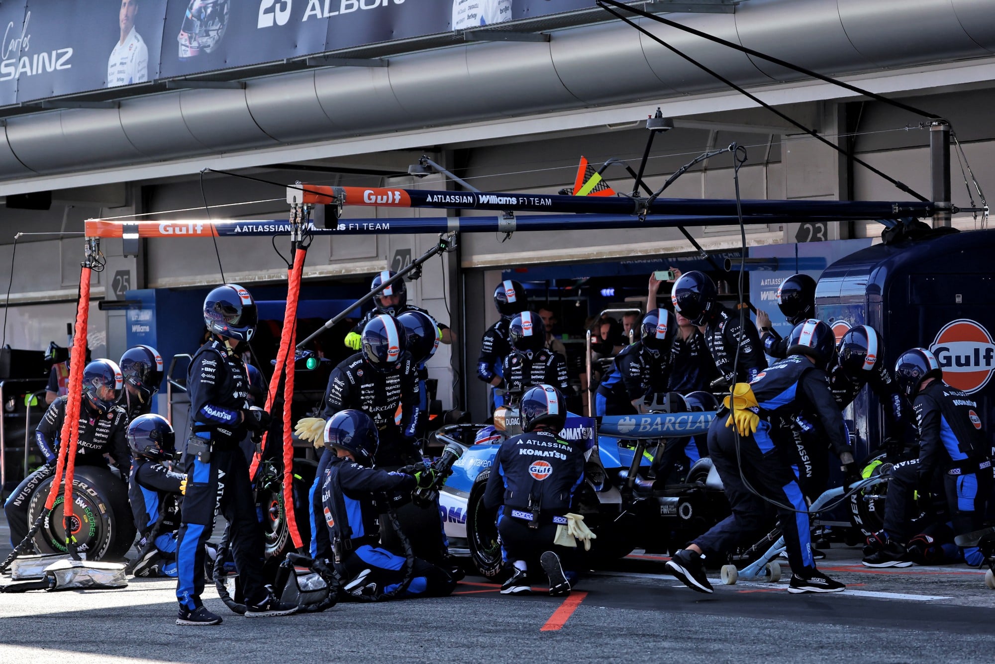 F1: Confira as imagens do GP de Barcelona 2026 Alexander Albon (THA) Williams F1 Team FW48 makes a pit stop.