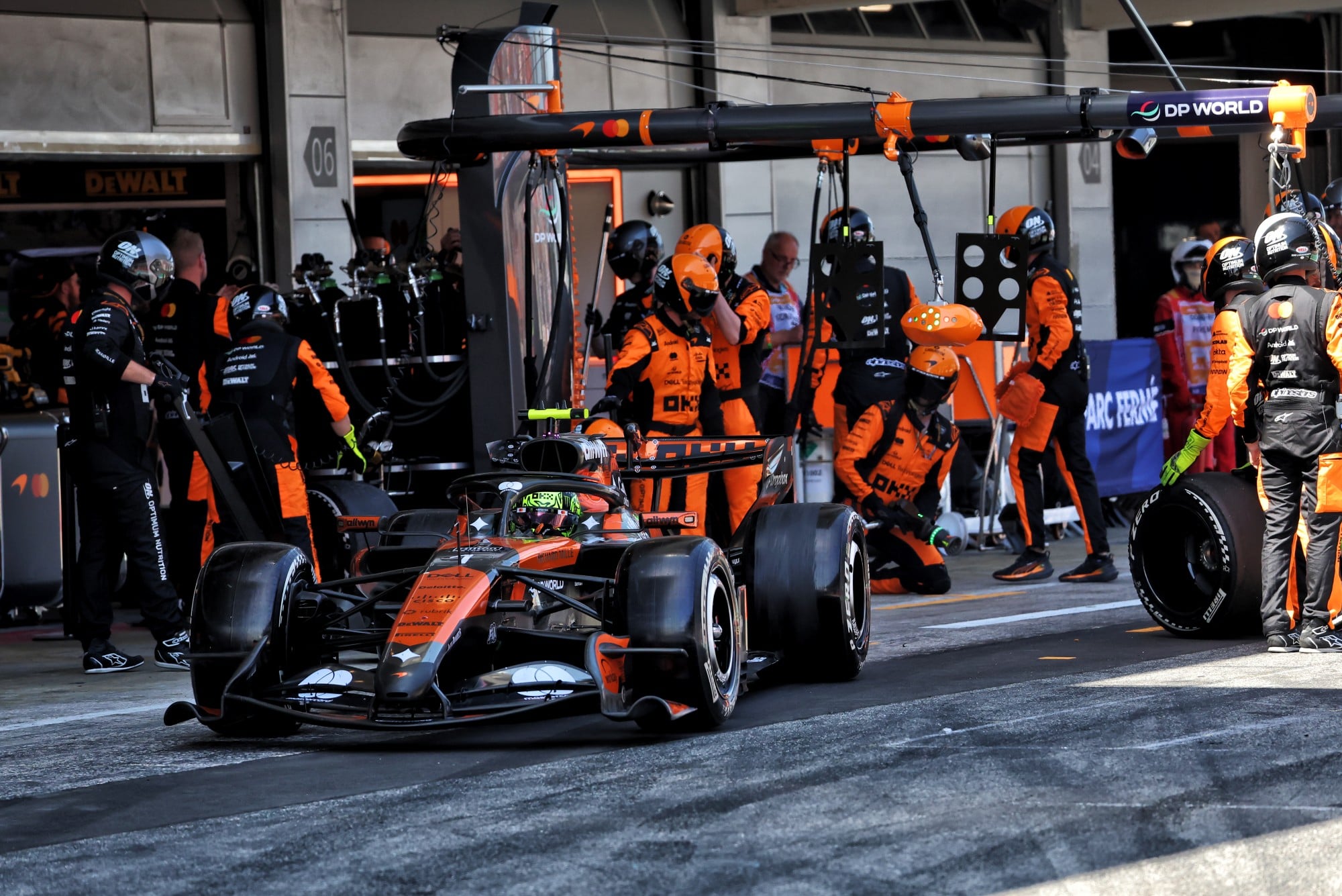 F1: Confira as imagens do GP de Barcelona 2026 Lando Norris (GBR) McLaren F1 Team MCL40 makes a pit stop.