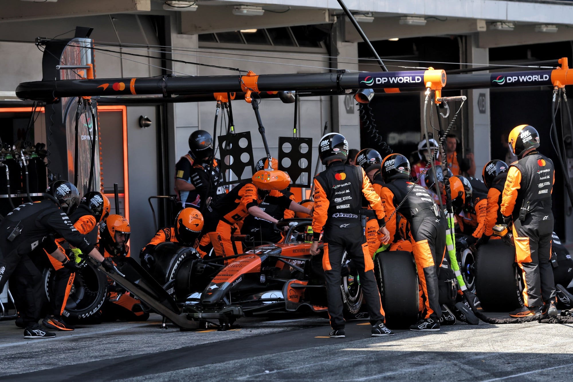 F1: Confira as imagens do GP de Barcelona 2026 Oscar Piastri (AUS) McLaren F1 Team MCL40 makes a pit stop.