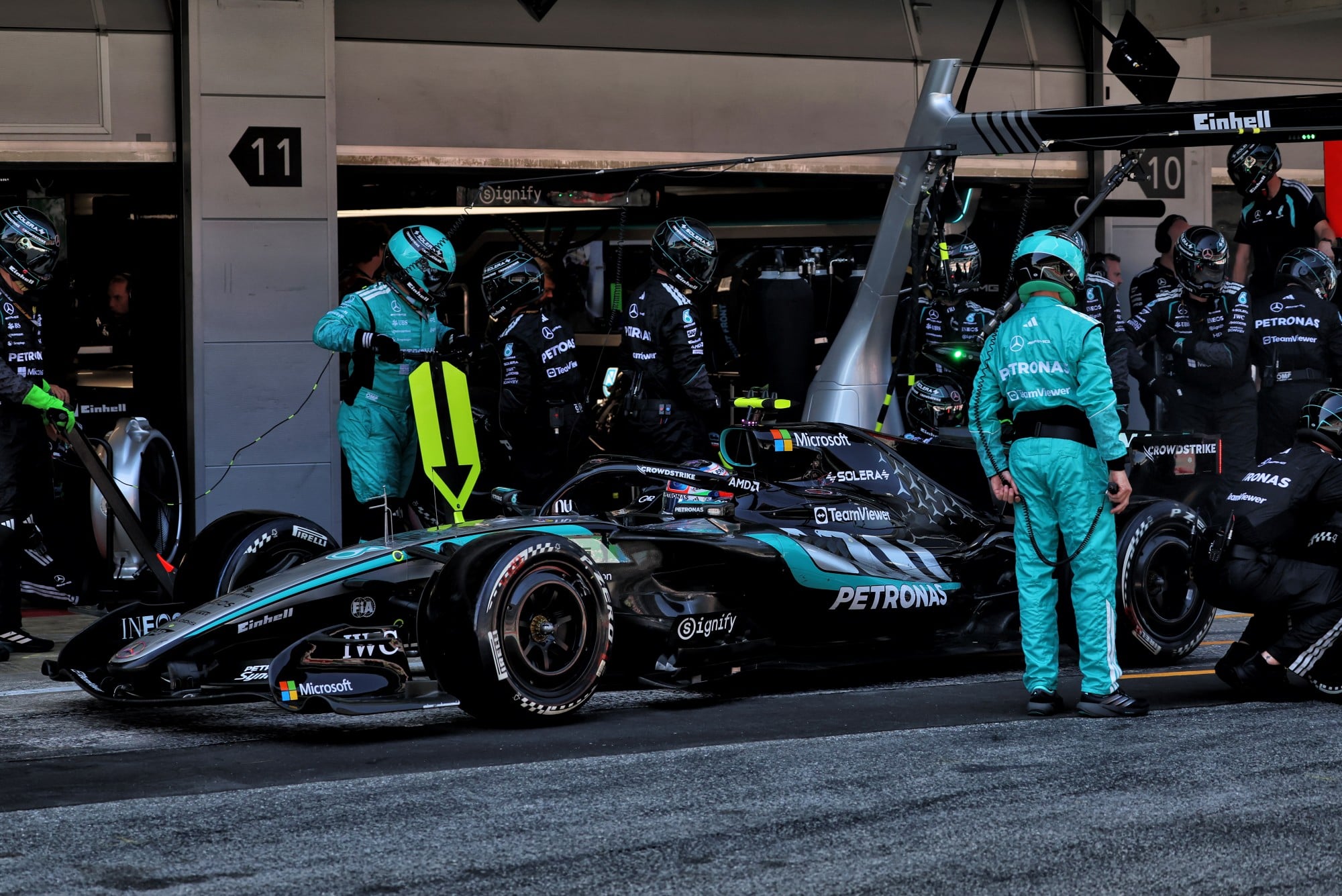 F1: Confira as imagens do GP de Barcelona 2026 Andrea Kimi Antonelli (ITA) Mercedes AMG Formula One Team W17 makes a pit stop.