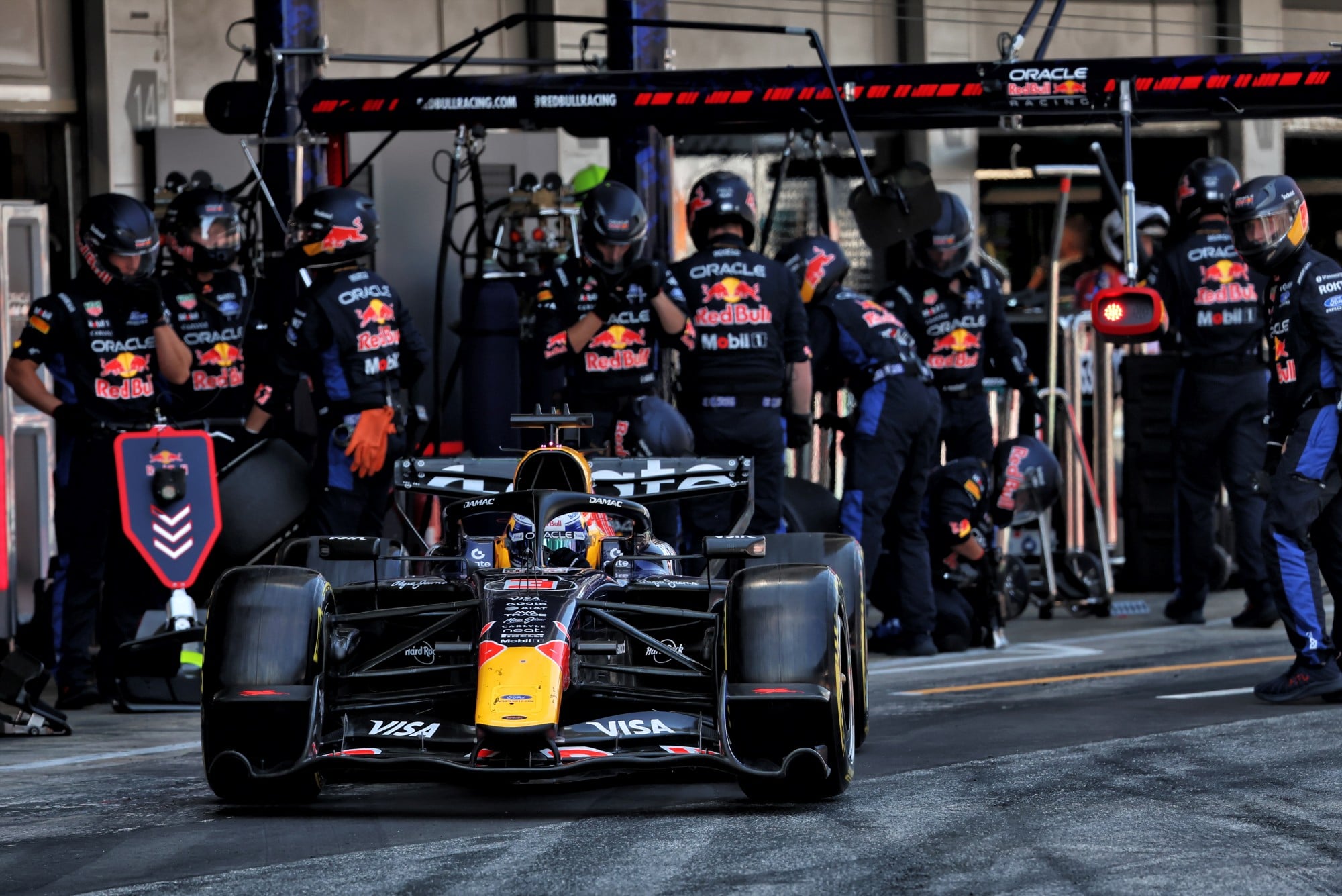 F1: Confira as imagens do GP de Barcelona 2026 Max Verstappen (NLD) Red Bull Racing RB22 makes a pit stop.
