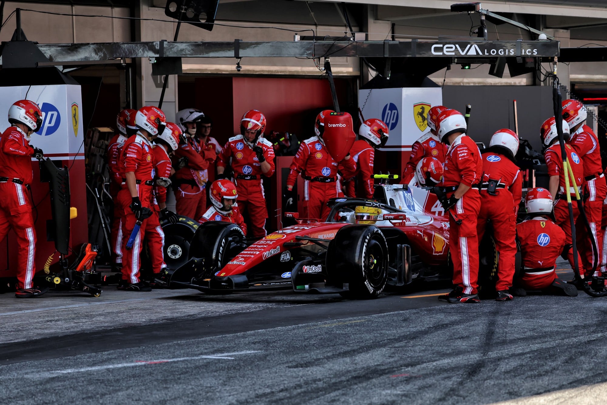F1: Confira as imagens do GP de Barcelona 2026 Lewis Hamilton (GBR) Scuderia Ferrari SF-26 makes a pit stop.