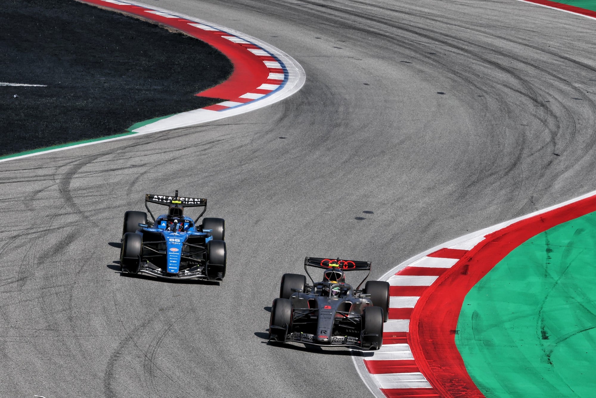 F1: Confira as imagens do GP de Barcelona 2026 Gabriel Bortoleto (BRA) Audi F1 Team R26 and Carlos Sainz (ESP) Williams F1 Team FW48 battle for position.