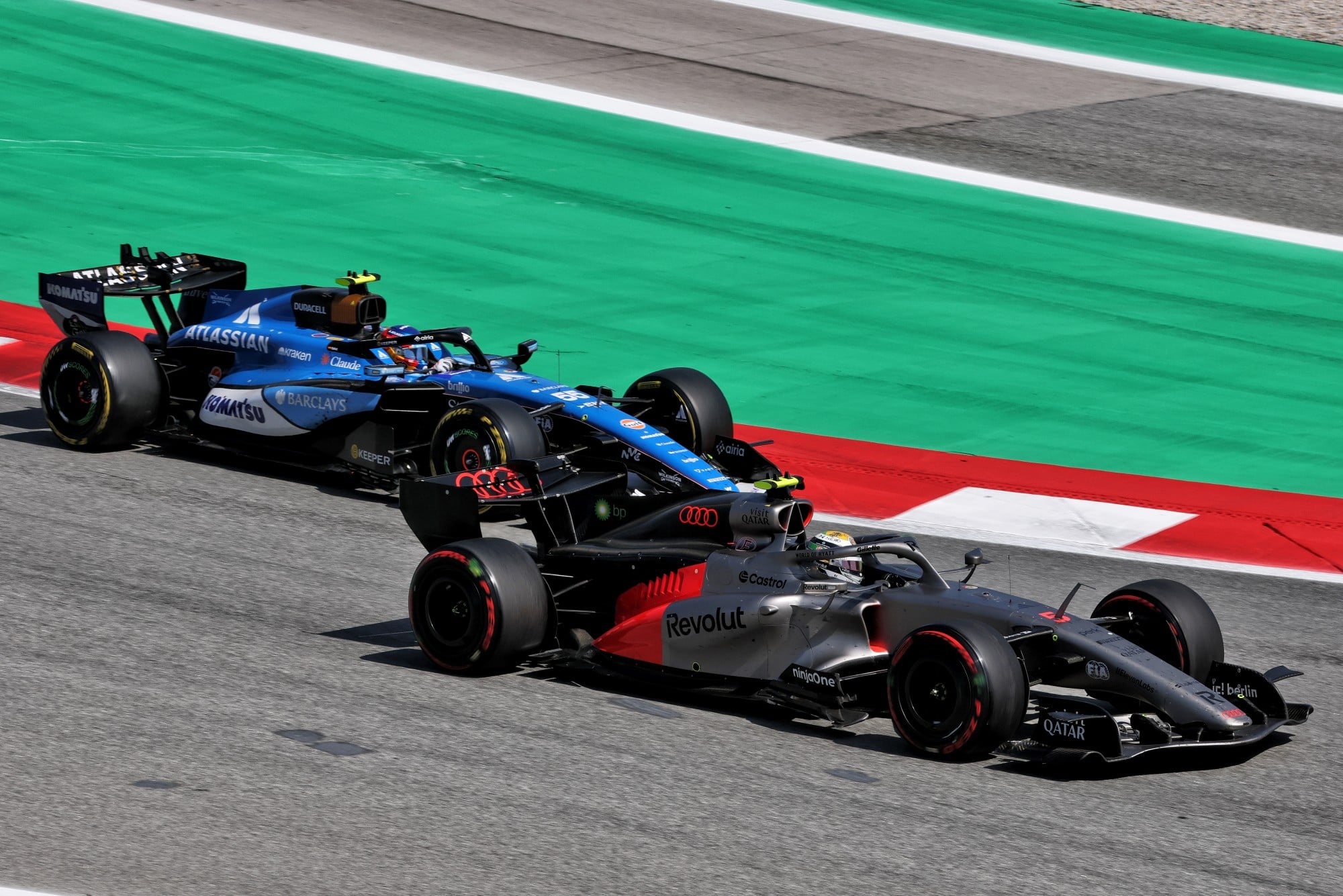 F1: Confira as imagens do GP de Barcelona 2026 Gabriel Bortoleto (BRA) Audi F1 Team R26 and Carlos Sainz (ESP) Williams F1 Team FW48 battle for position.