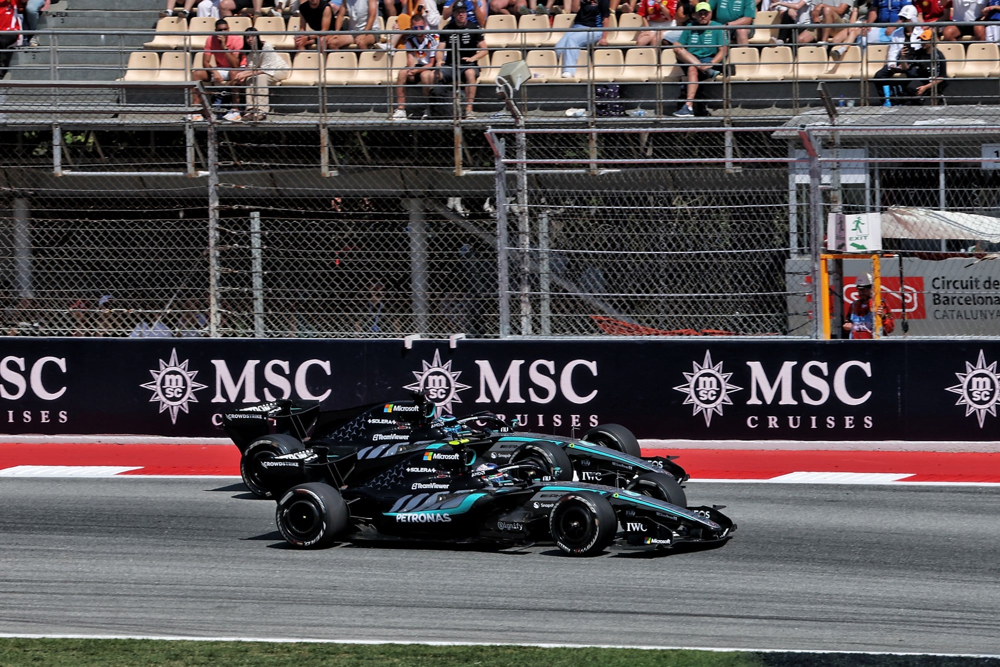 F1: Confira as imagens do GP de Barcelona 2026 Andrea Kimi Antonelli (ITA) Mercedes AMG Formula One Team W17 and George Russell (GBR) Mercedes AMG Formula One Team W17 battle for position.