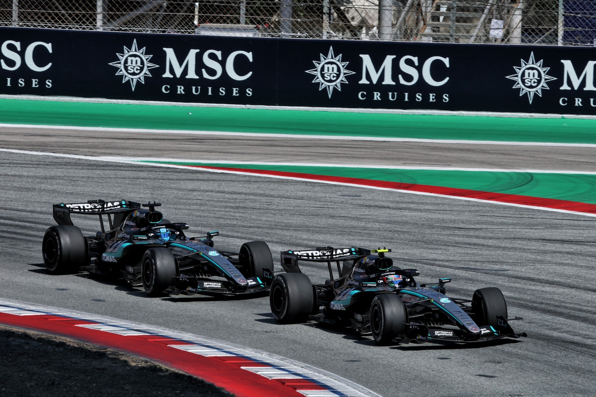 F1: Confira as imagens do GP de Barcelona 2026 Andrea Kimi Antonelli (ITA) Mercedes AMG Formula One Team W17 and George Russell (GBR) Mercedes AMG Formula One Team W17 battle for position.