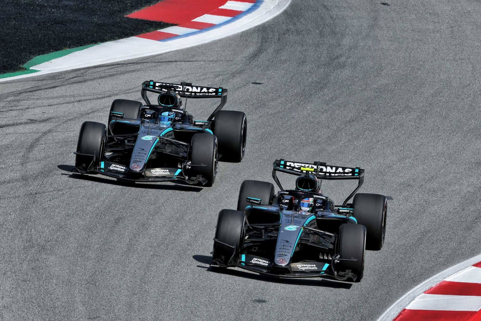 F1: Confira as imagens do GP de Barcelona 2026 Andrea Kimi Antonelli (ITA) Mercedes AMG Formula One Team W17 and George Russell (GBR) Mercedes AMG Formula One Team W17 battle for position.