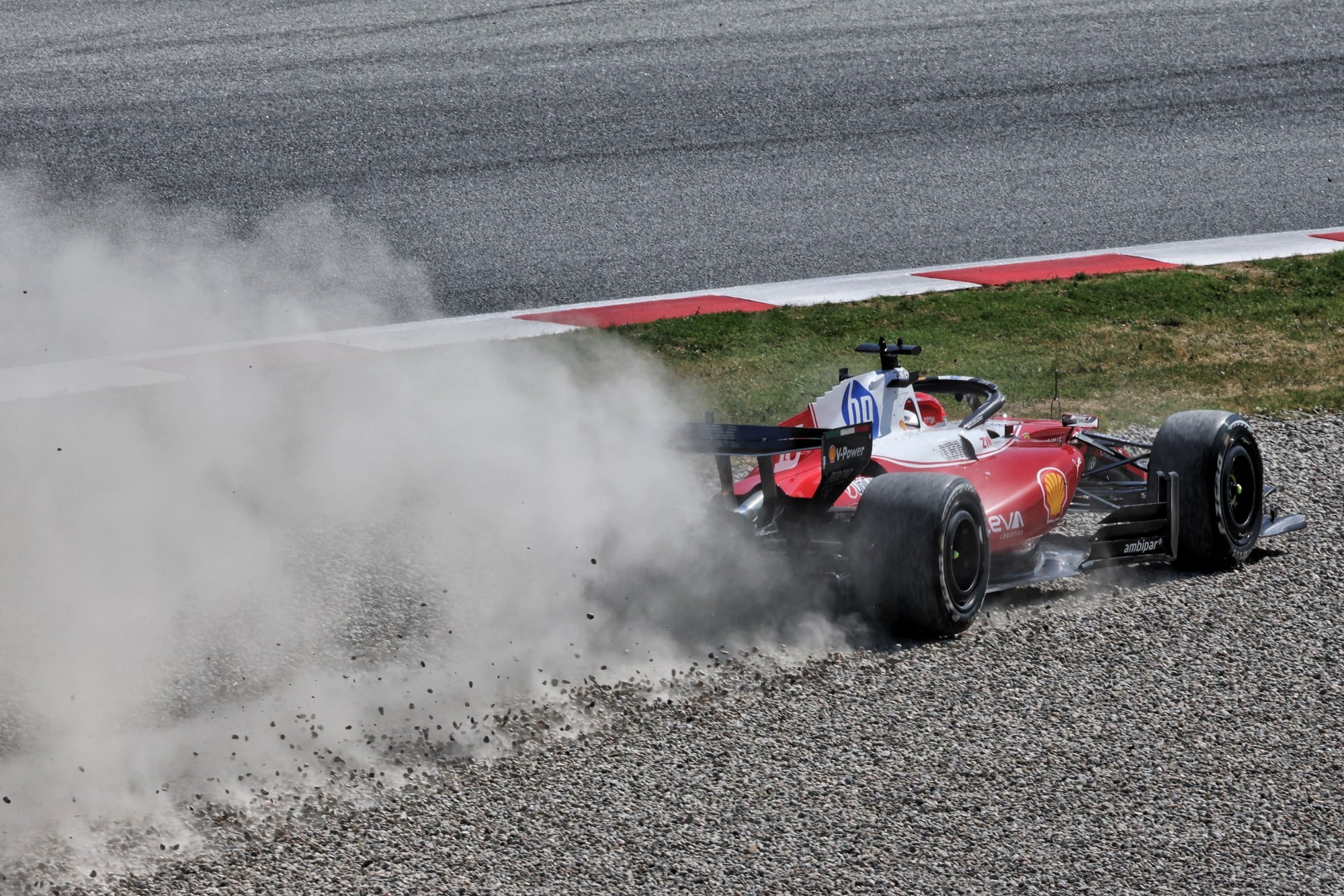 F1: Confira as imagens do GP de Barcelona 2026 Charles Leclerc (MON) Scuderia Ferrari SF-26 runs wide into retirement from the race.
