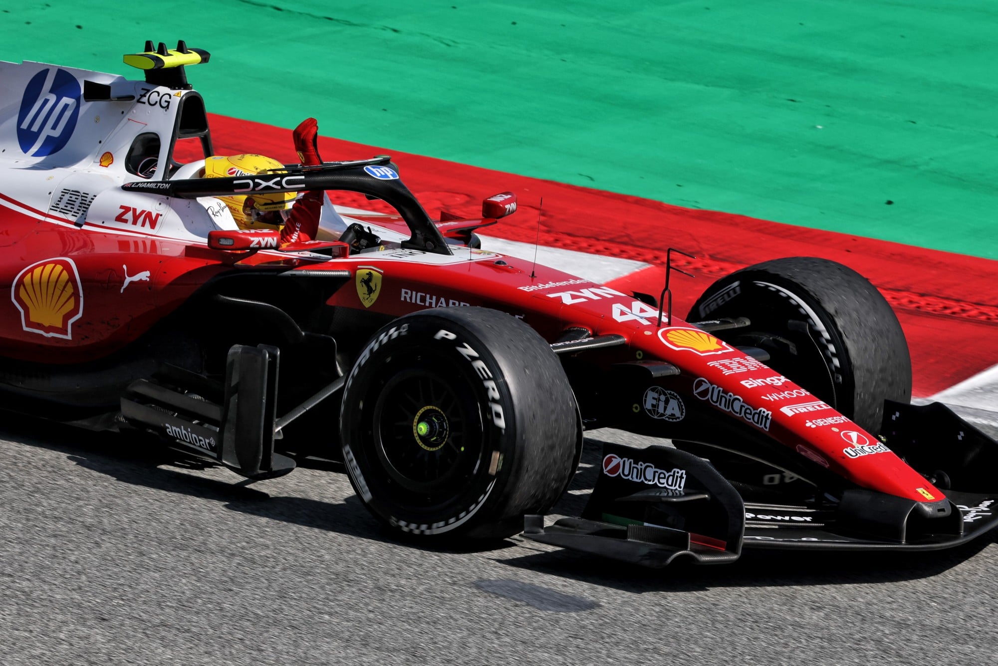 F1: Confira as imagens do GP de Barcelona 2026 Race winner Lewis Hamilton (GBR) Scuderia Ferrari SF-26 celebrates at the end of the race.