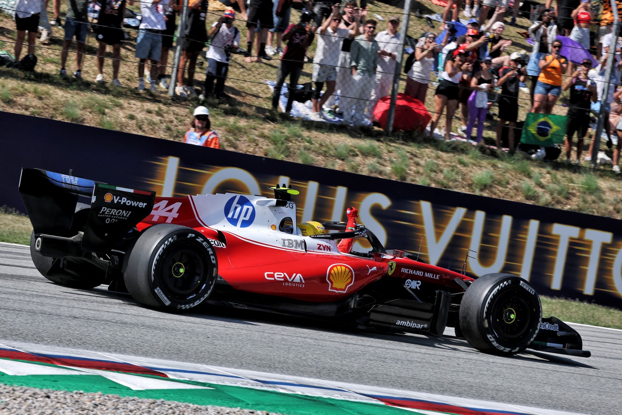 F1: Confira as imagens do GP de Barcelona 2026 Race winner Lewis Hamilton (GBR) Scuderia Ferrari SF-26 celebrates at the end of the race.