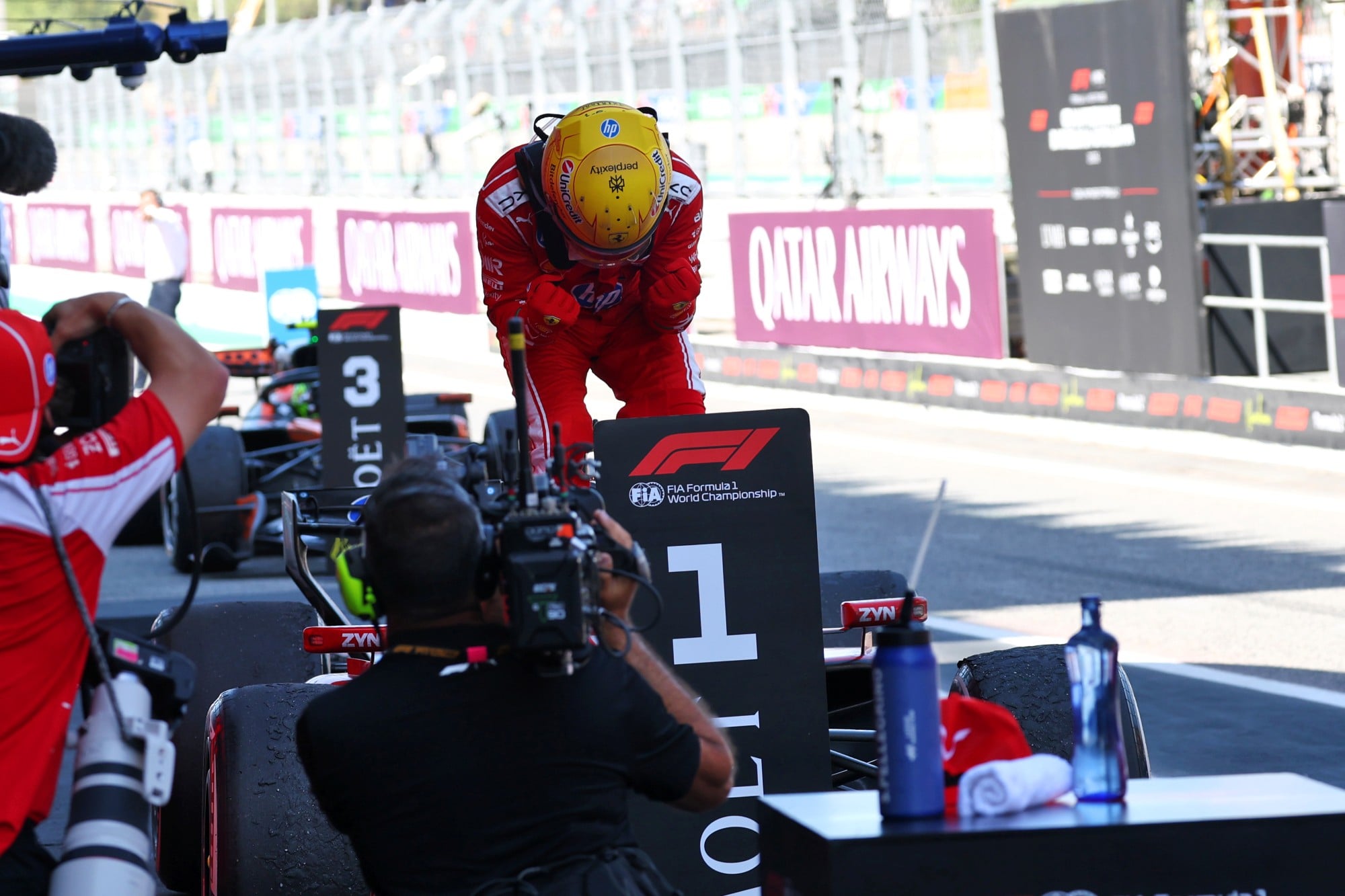 F1: Confira as imagens do GP de Barcelona 2026 Race winner Lewis Hamilton (GBR) Scuderia Ferrari SF-26 celebrates in parc ferme.