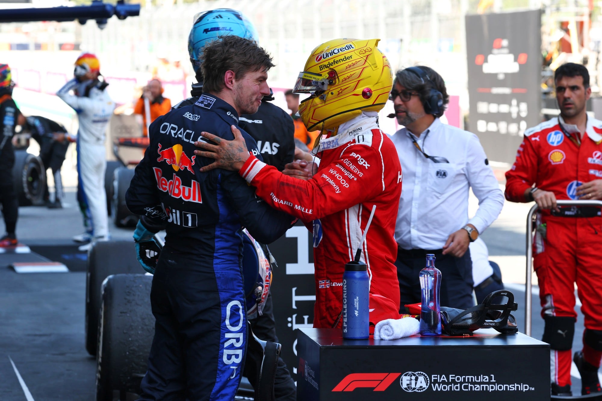 F1: Confira as imagens do GP de Barcelona 2026 (L to R): Max Verstappen (NLD) Red Bull Racing congratulates race winner Lewis Hamilton (GBR) Scuderia Ferrari in parc ferme.