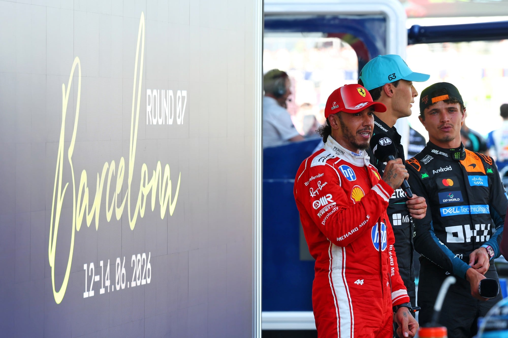 F1: Confira as imagens do GP de Barcelona 2026 Race winner Lewis Hamilton (GBR) Scuderia Ferrari in parc ferme.