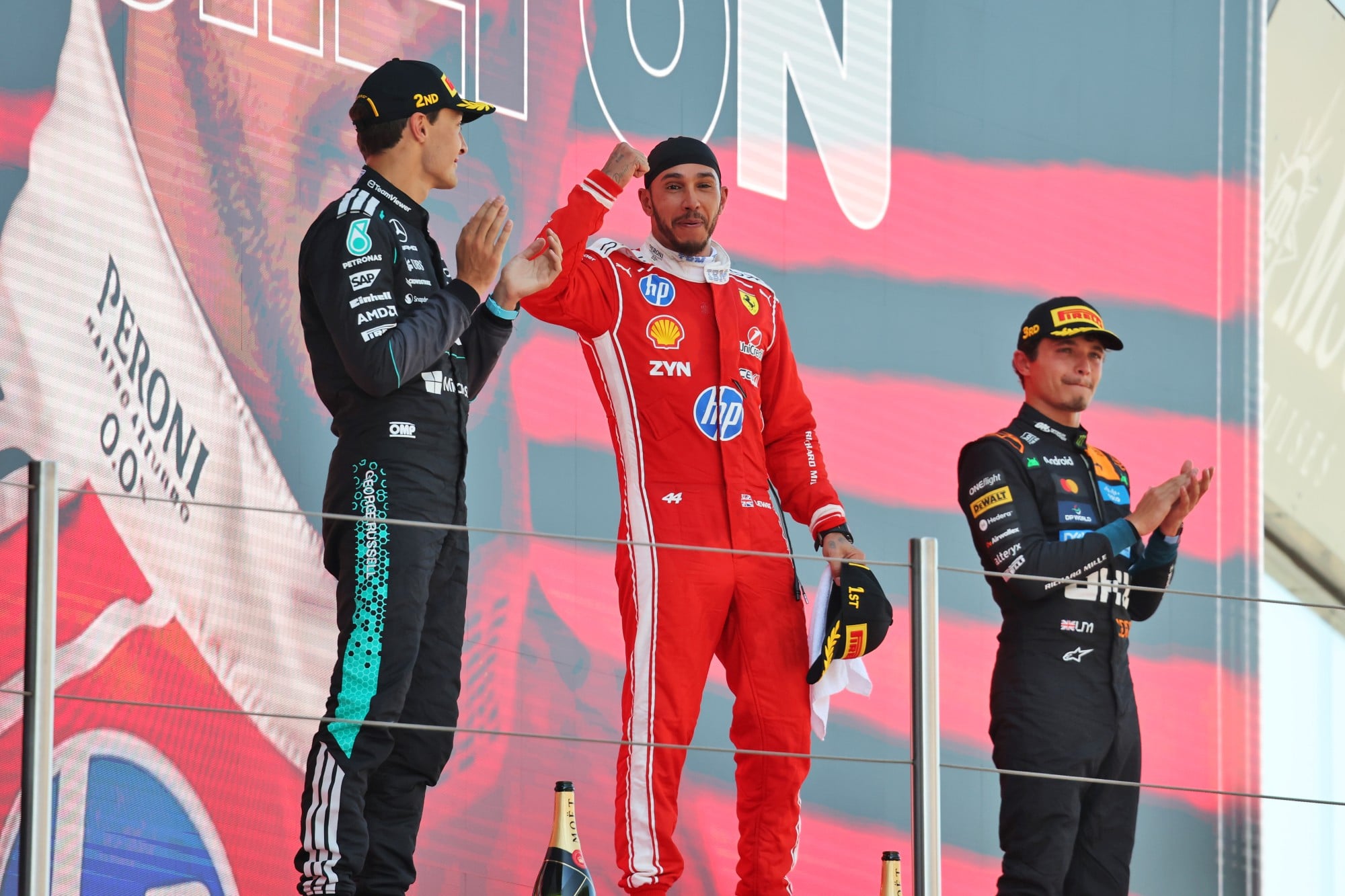 F1: Confira as imagens do GP de Barcelona 2026 The podium (L to R): George Russell (GBR) Mercedes AMG Formula One Team, second; Lewis Hamilton (GBR) Scuderia Ferrari, race winner; Lando Norris (GBR) McLaren F1 Team, third.