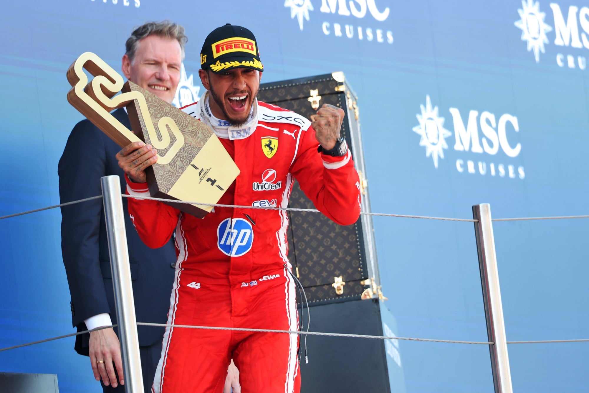 F1: Confira as imagens do GP de Barcelona 2026 Race winner Lewis Hamilton (GBR) Scuderia Ferrari celebrates on the podium.