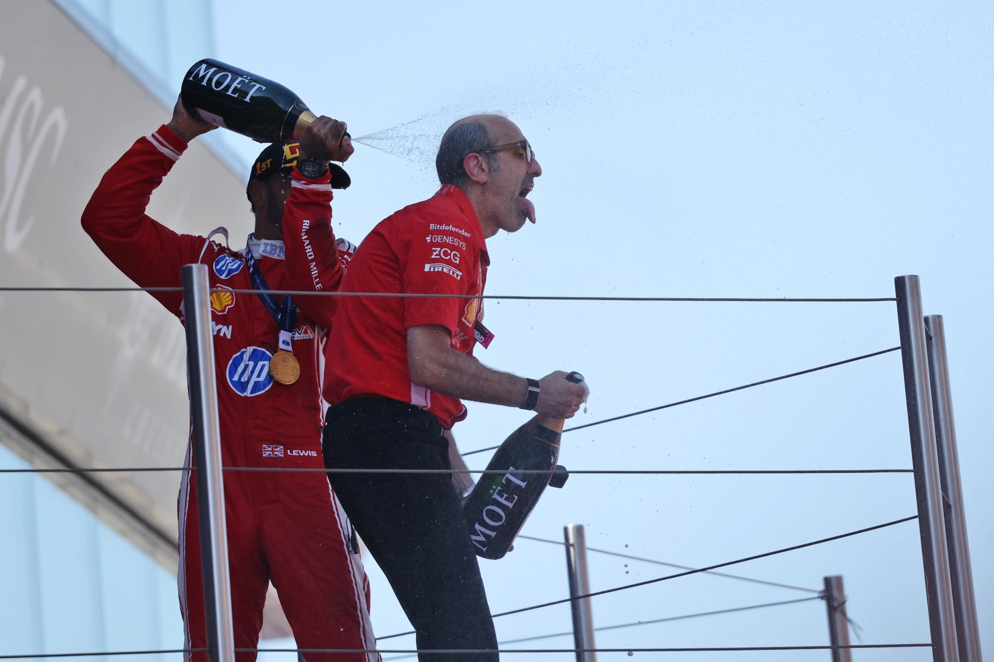 F1: Confira as imagens do GP de Barcelona 2026 Race winner Lewis Hamilton (GBR) Scuderia Ferrari celebrates on the podium with Carlo Santi (ITA) Scuderia Ferrari Race Engineer.