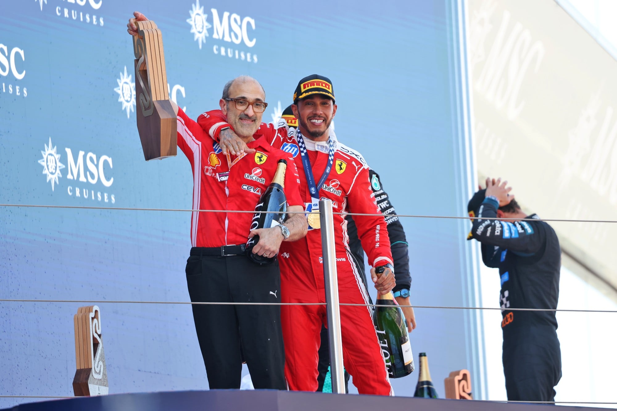 F1: Confira as imagens do GP de Barcelona 2026 Race winner Lewis Hamilton (GBR) Scuderia Ferrari celebrates on the podium with Carlo Santi (ITA) Scuderia Ferrari Race Engineer.