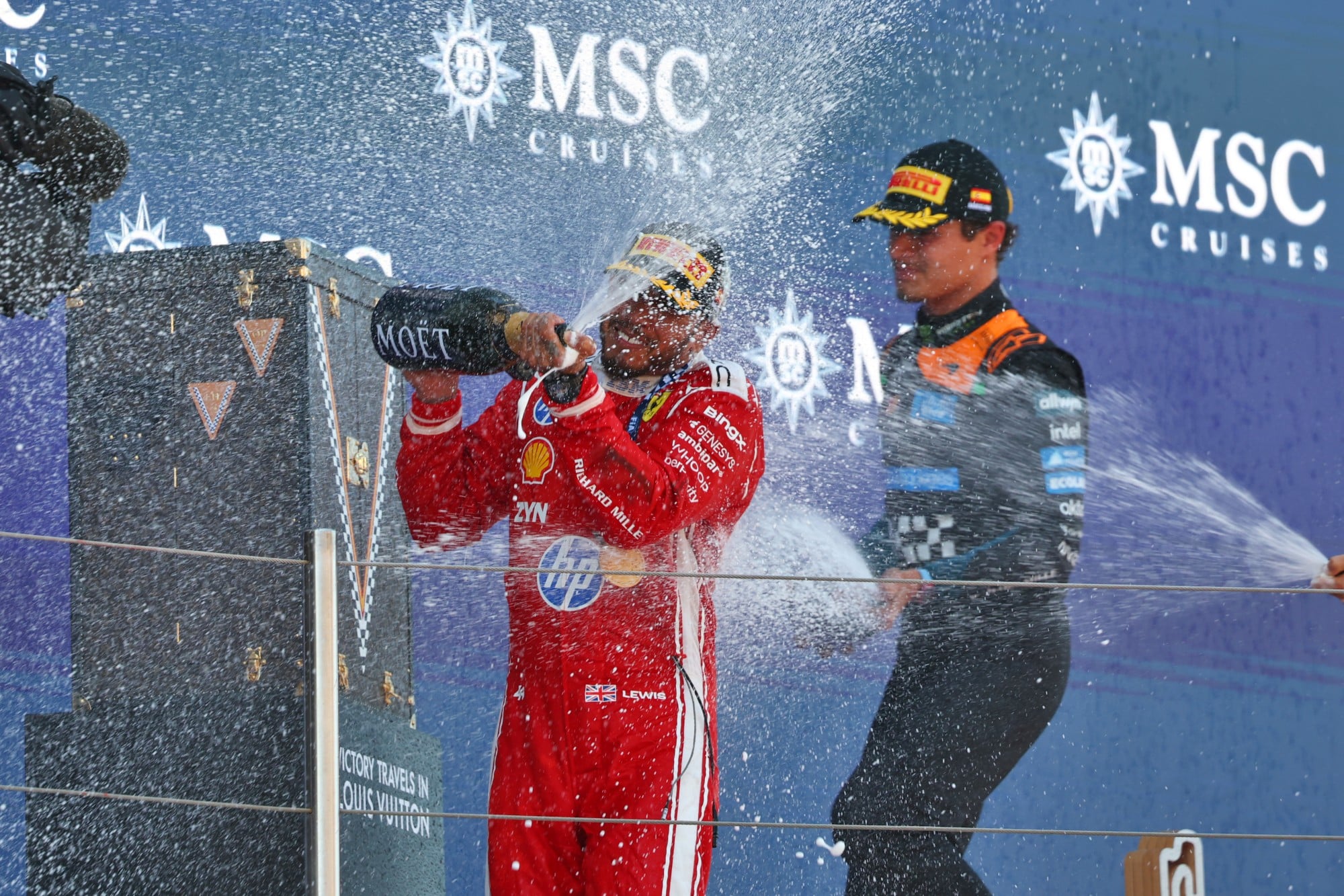 F1: Confira as imagens do GP de Barcelona 2026 Race winner Lewis Hamilton (GBR) Scuderia Ferrari celebrates on the podium.