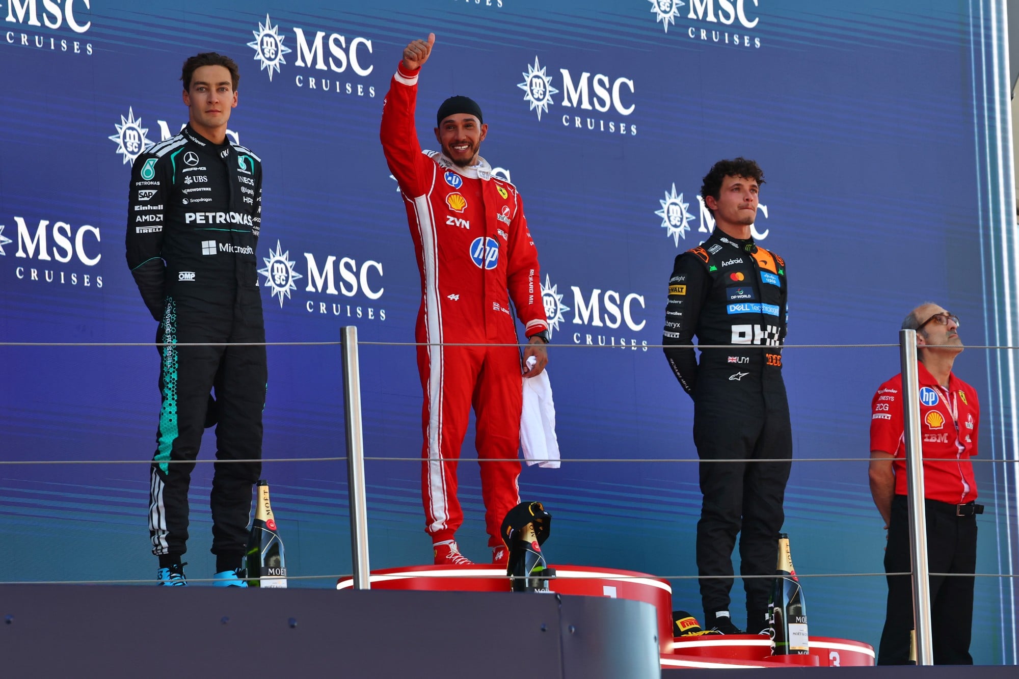 F1: Confira as imagens do GP de Barcelona 2026 The podium (L to R): George Russell (GBR) Mercedes AMG Formula One Team, second; Lewis Hamilton (GBR) Scuderia Ferrari, race winner; Lando Norris (GBR) McLaren F1 Team, third.