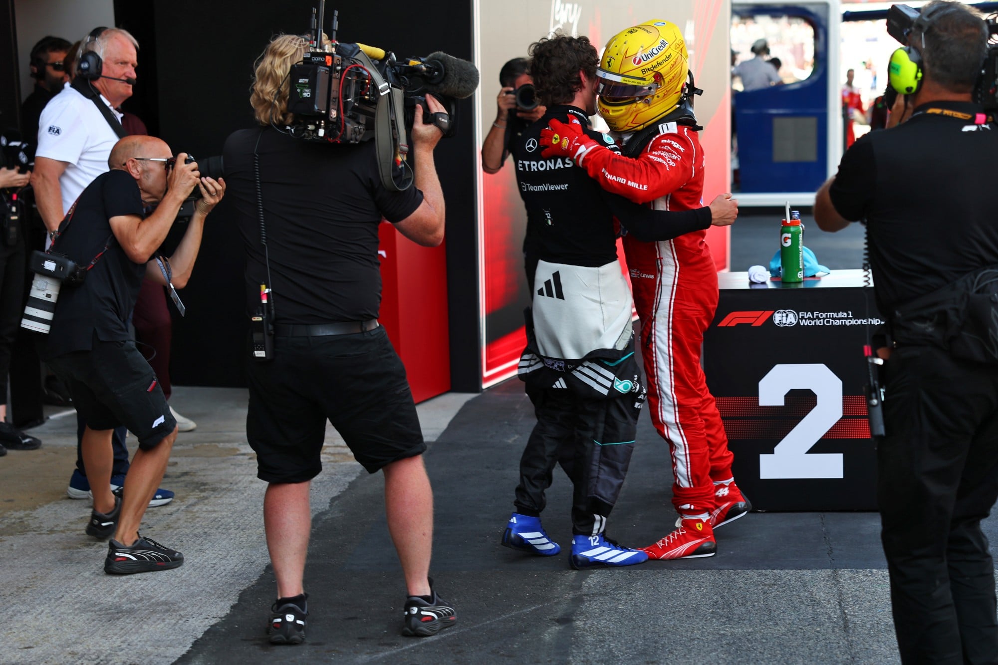 F1: Confira as imagens do GP de Barcelona 2026 Race winner Lewis Hamilton (GBR) Scuderia Ferrari celebrates in parc ferme with Andrea Kimi Antonelli (ITA) Mercedes AMG Formula One Team.